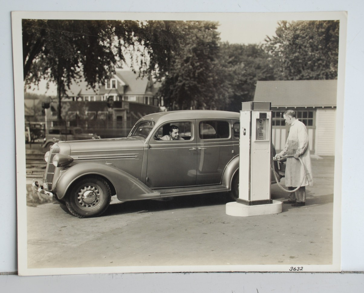 2nd 1930s Photo Gilbarco GILBERT BARKER Gas Pump refueling vintage car  10 x 8\