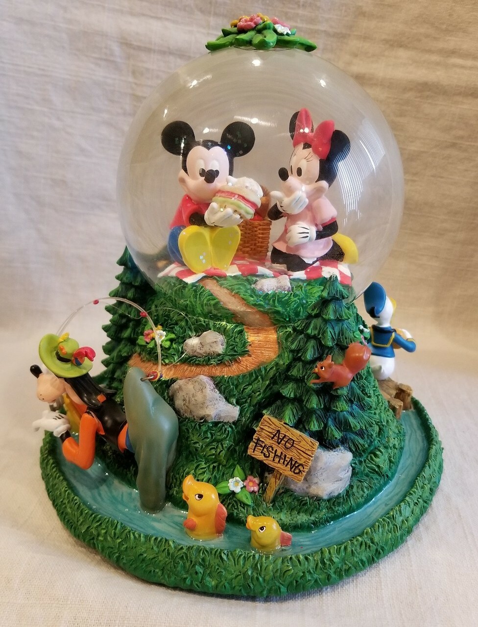 RARE Disney Mickey Mouse Minnie Goofy Pluto Picnic Large Music Snowglobe RARE Disney Mickey Mouse Minnie Goofy Pluto Picnic Large Music Snowglobe