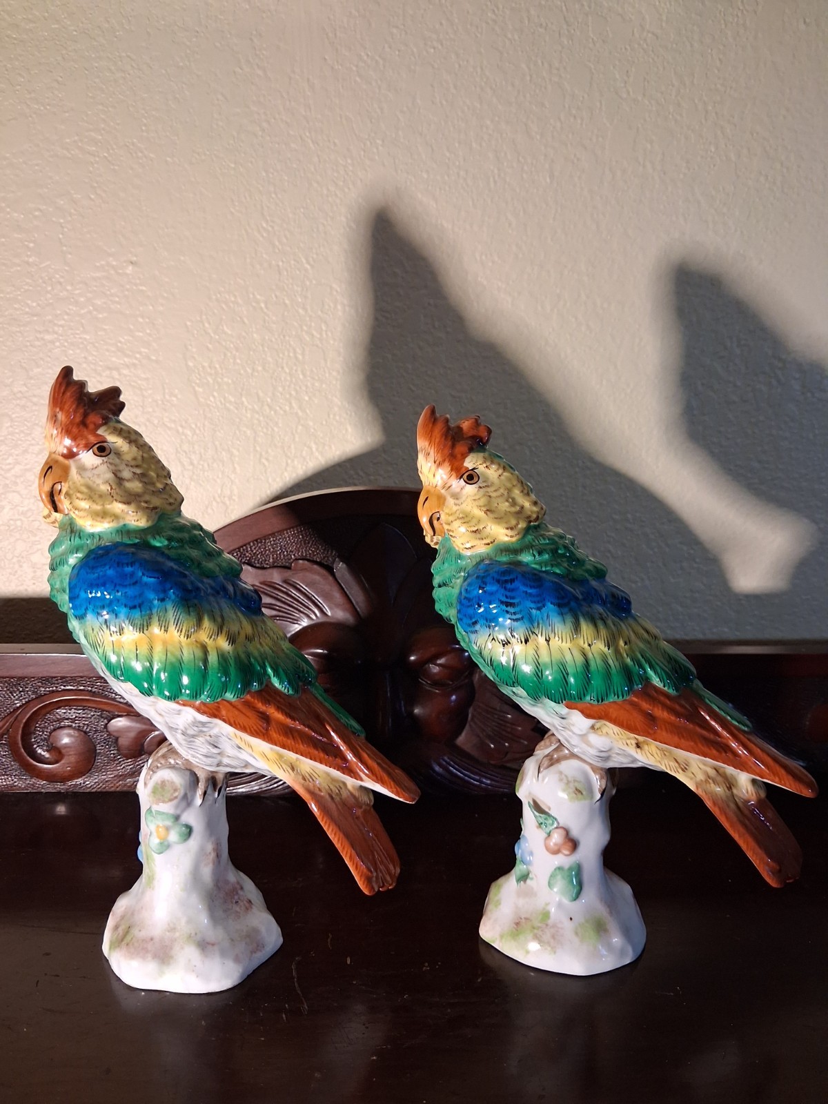 PR ANTIQUE PARIS DE PORCELAINE FRANCE SWORDS MARK PARROTS FIGURINES RARE FIND 8 PR ANTIQUE PARIS DE PORCELAINE FRANCE SWORDS MARK PARROTS FIGURINES RARE FIND 8