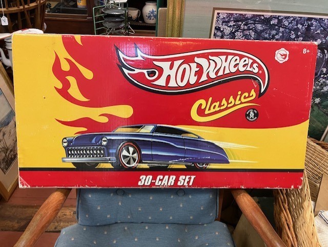 HOT WHEELS - 2008/09 CLASSICS 30-CAR SET WITH EXCLUSIVE CONVOY CUSTOM (CHASE) HOT WHEELS - 2008/09 CLASSICS 30-CAR SET WITH EXCLUSIVE CONVOY CUSTOM (CHASE)