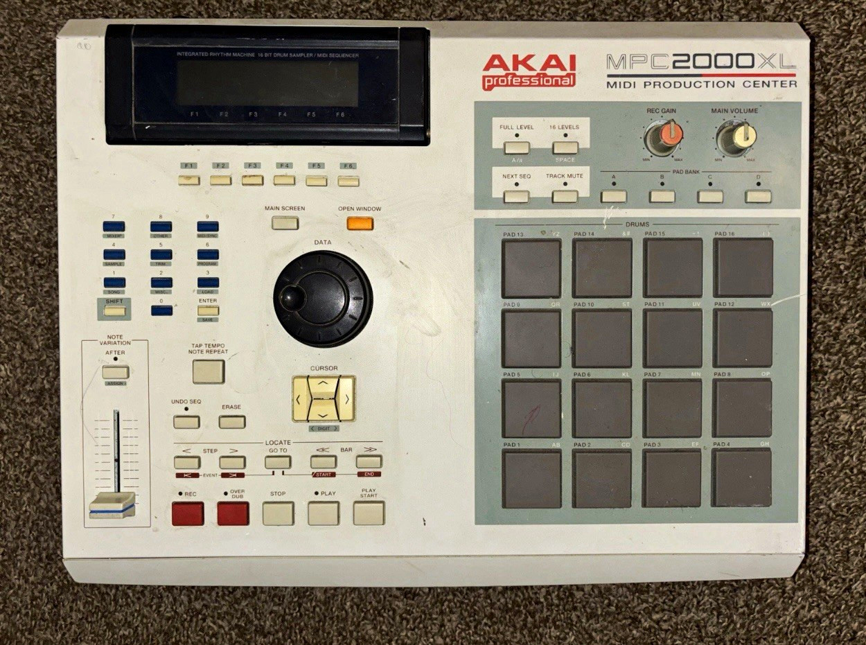 Akai Professional MPC2000XL Sampler & Sequencer 16 Pads Pad Triggers Fader