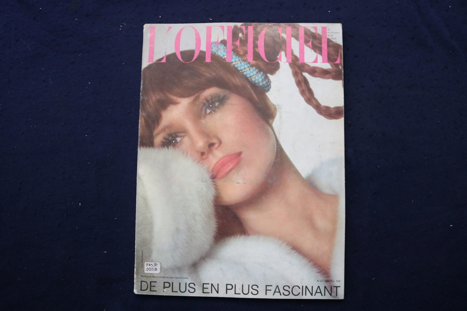 1968 DECEMBER L\'OFFICIEL MAGAZINE - FRENCH FASHION MODEL COVER - E 34823
