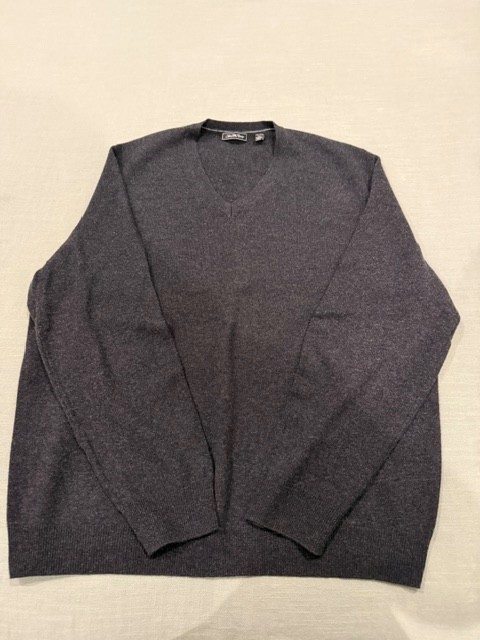 Saks Fifth Avenue Mens XXL 100% Cashmere V-Neck Pullover Sweater - Dark Grey Saks Fifth Avenue Mens XXL 100% Cashmere V-Neck Pullover Sweater - Dark Grey
