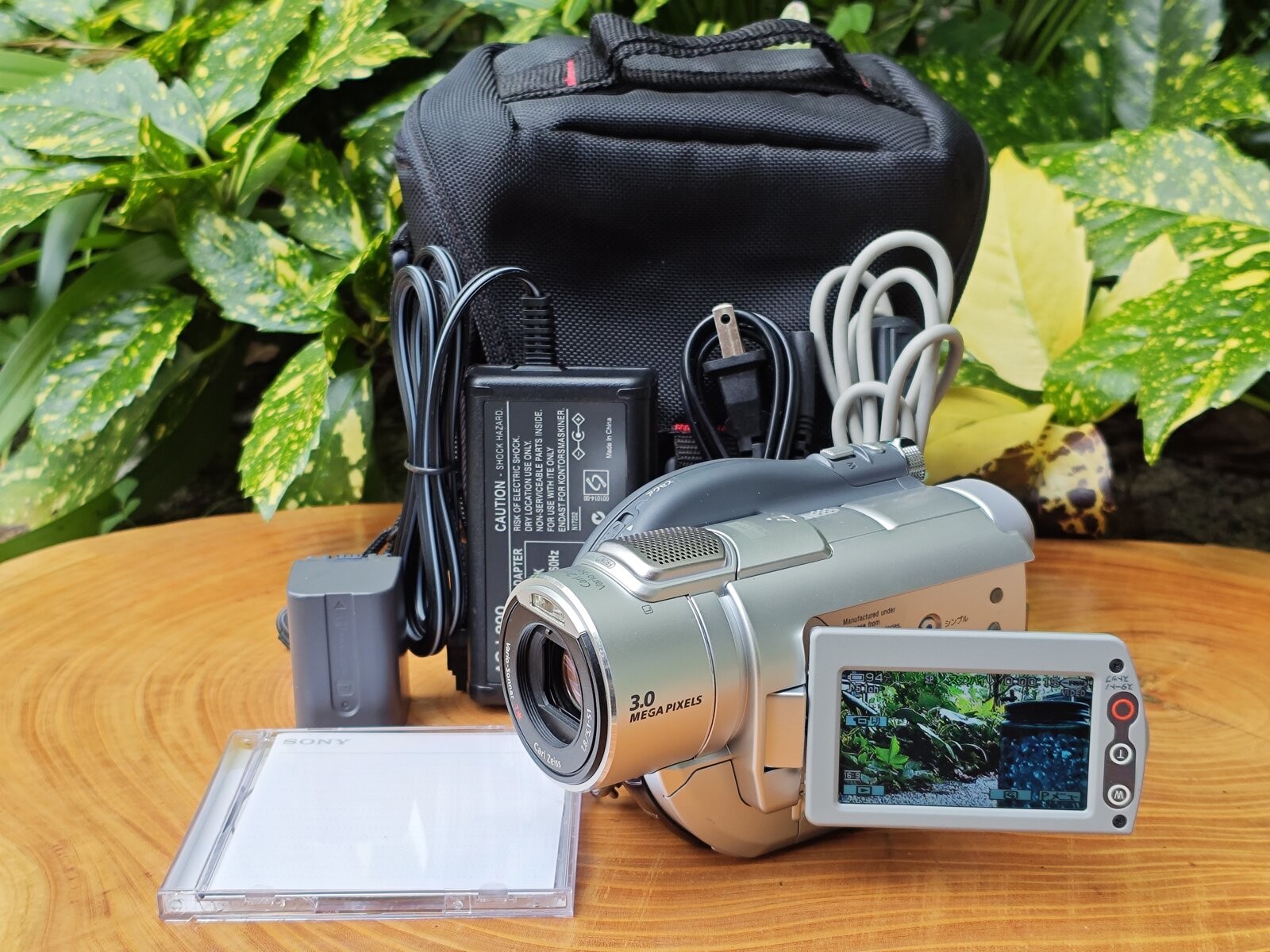 38785 Sony DCR-DVD405 DVD Camcorder Nightshot NTSC Tested w/ Charger