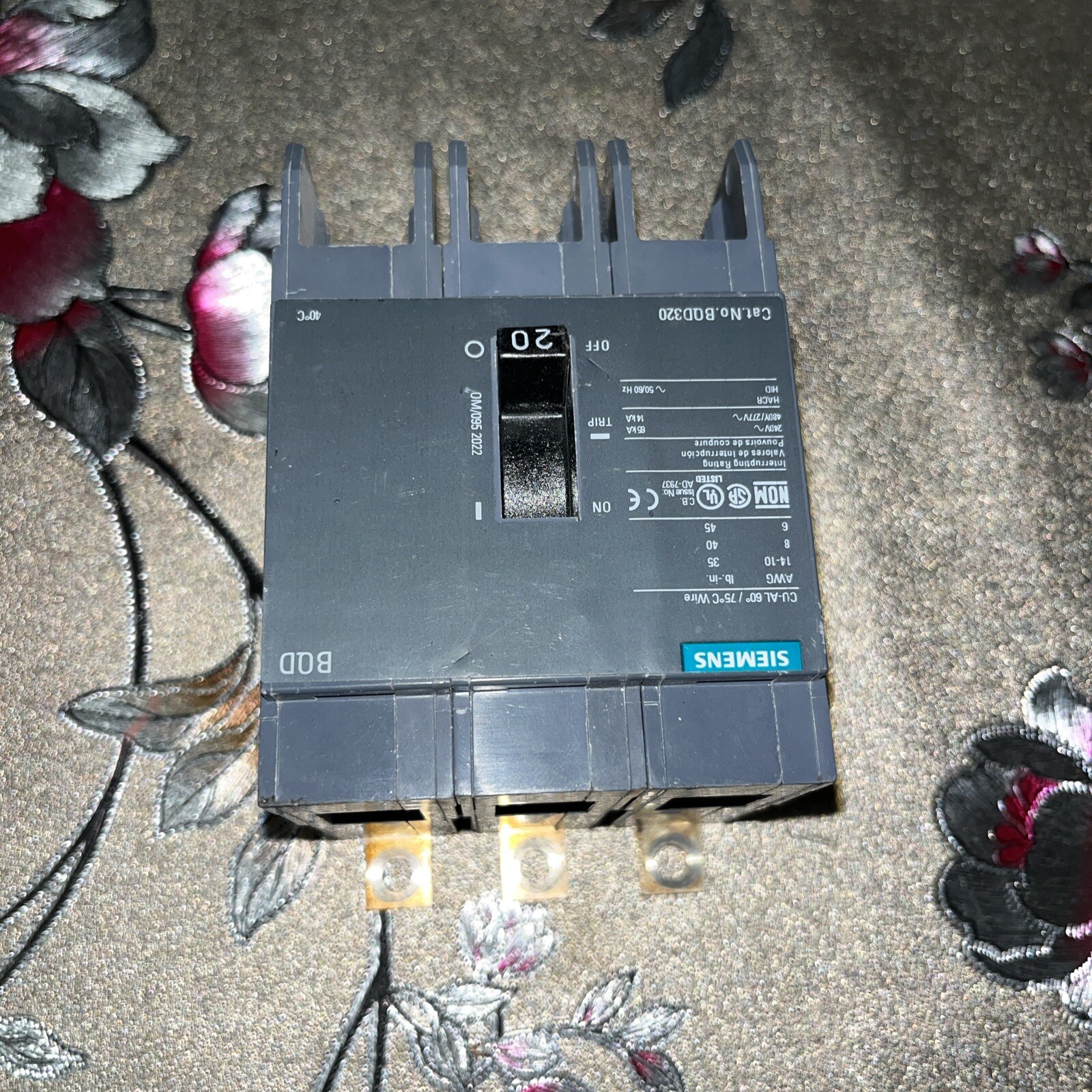 BQD325 Siemens Circuit Breaker 3Pole 20Amp 480V 14KA broke a little on the side BQD325 Siemens Circuit Breaker 3Pole 20Amp 480V 14KA broke a little on the side