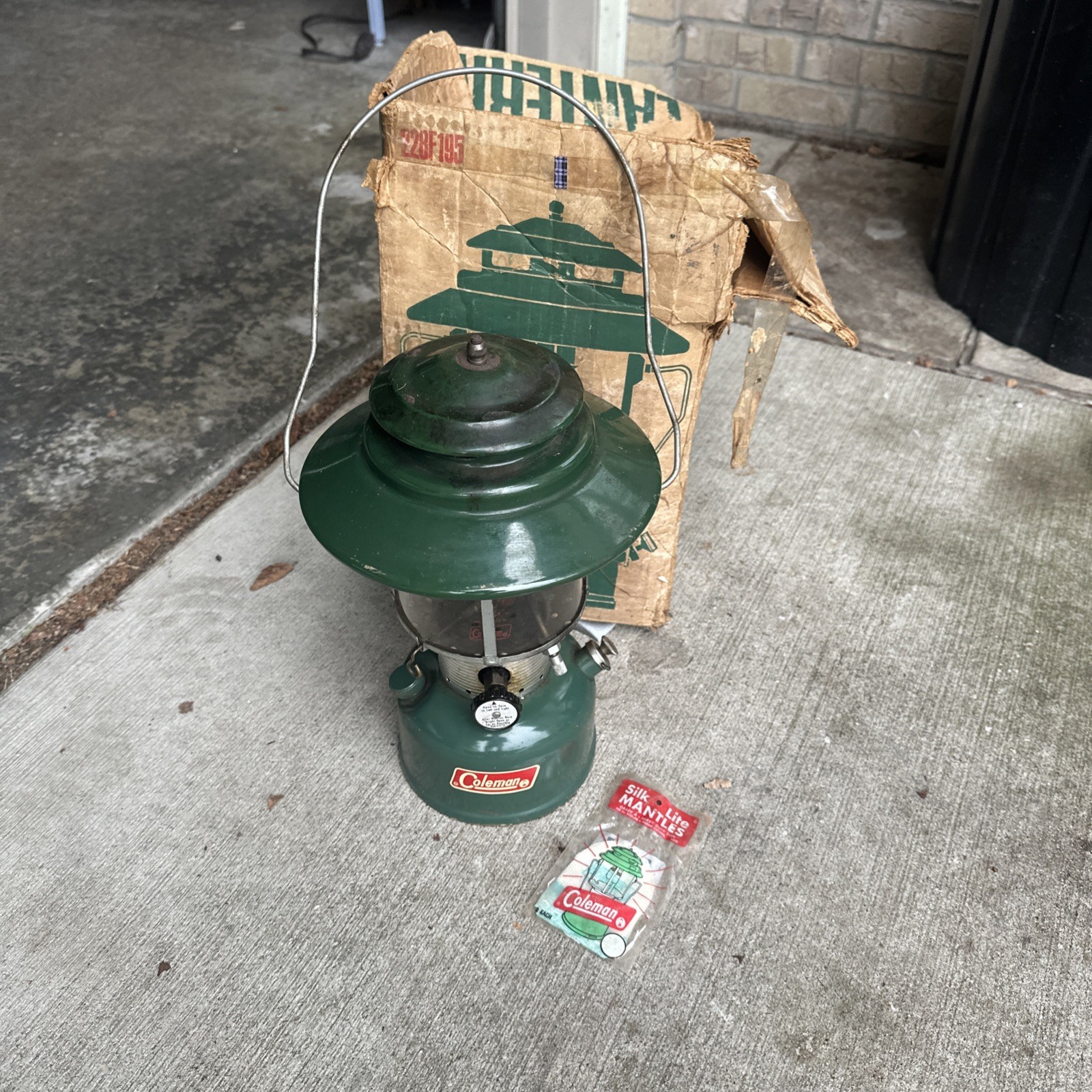 Vintage 4/72 Coleman Lantern 228F 195 Two Mantle Big Hat With Original Box Vintage 4/72 Coleman Lantern 228F 195 Two Mantle Big Hat With Original Box