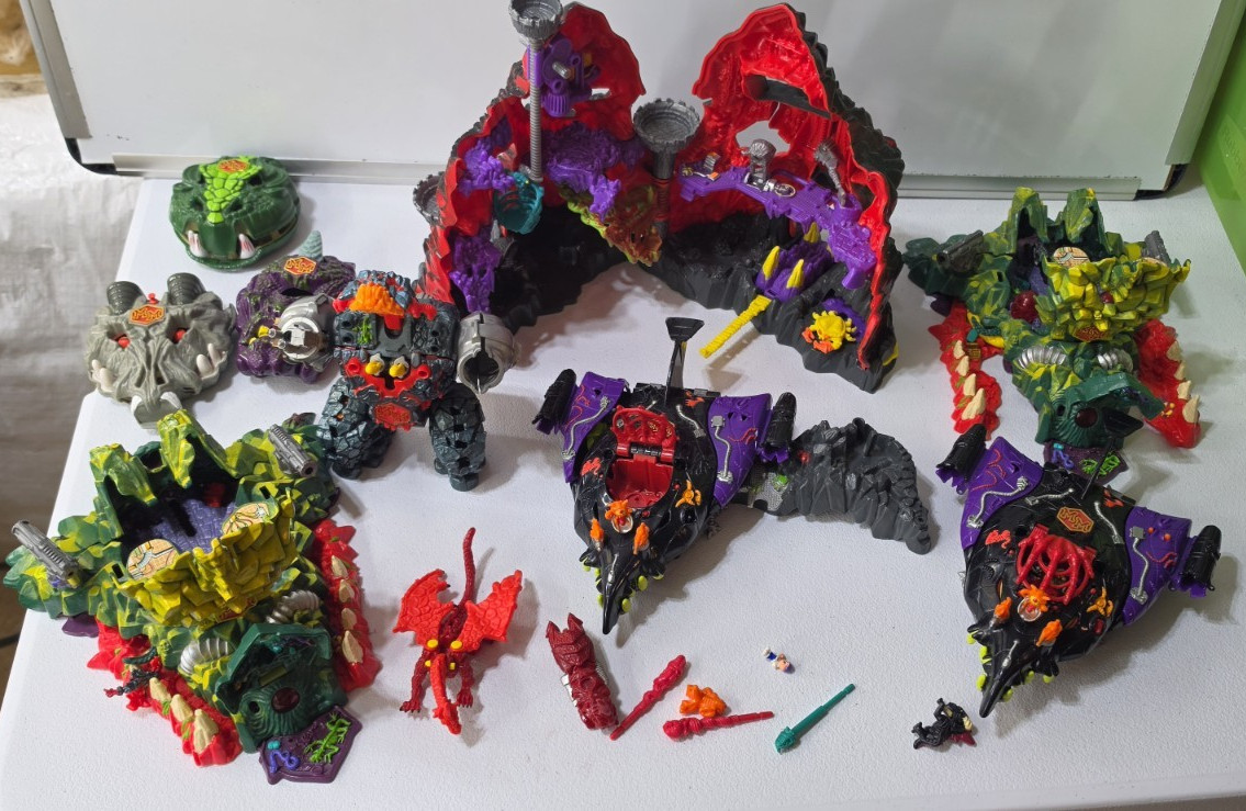 Vintage Mighty Max Playset Figure Lot Bluebird includes Skull Mountain