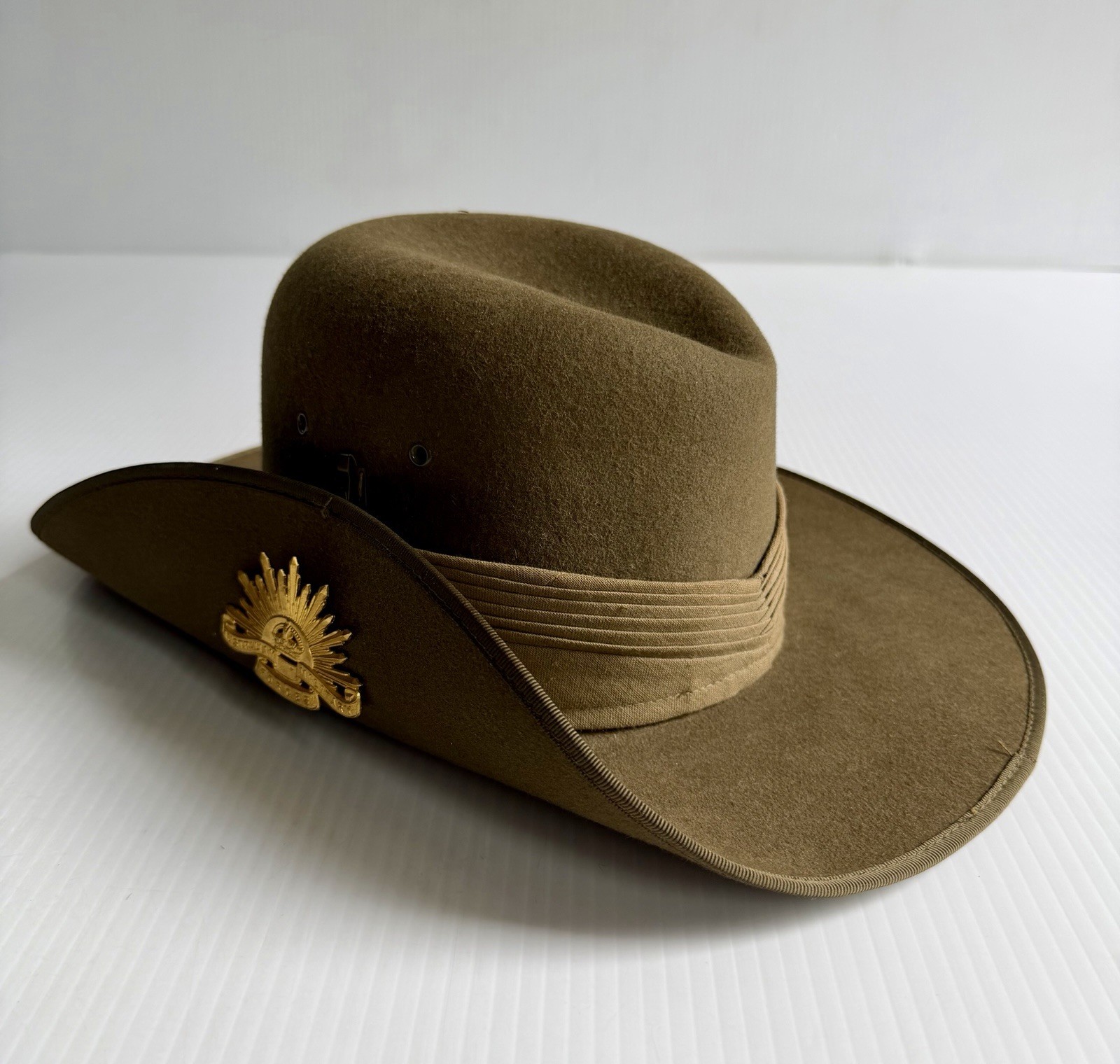 Vtg Australian Military Forces Felt Slouch Hat w/ Badge & Leather Strap 6 3/8 Vtg Australian Military Forces Felt Slouch Hat w/ Badge & Leather Strap 6 3/8