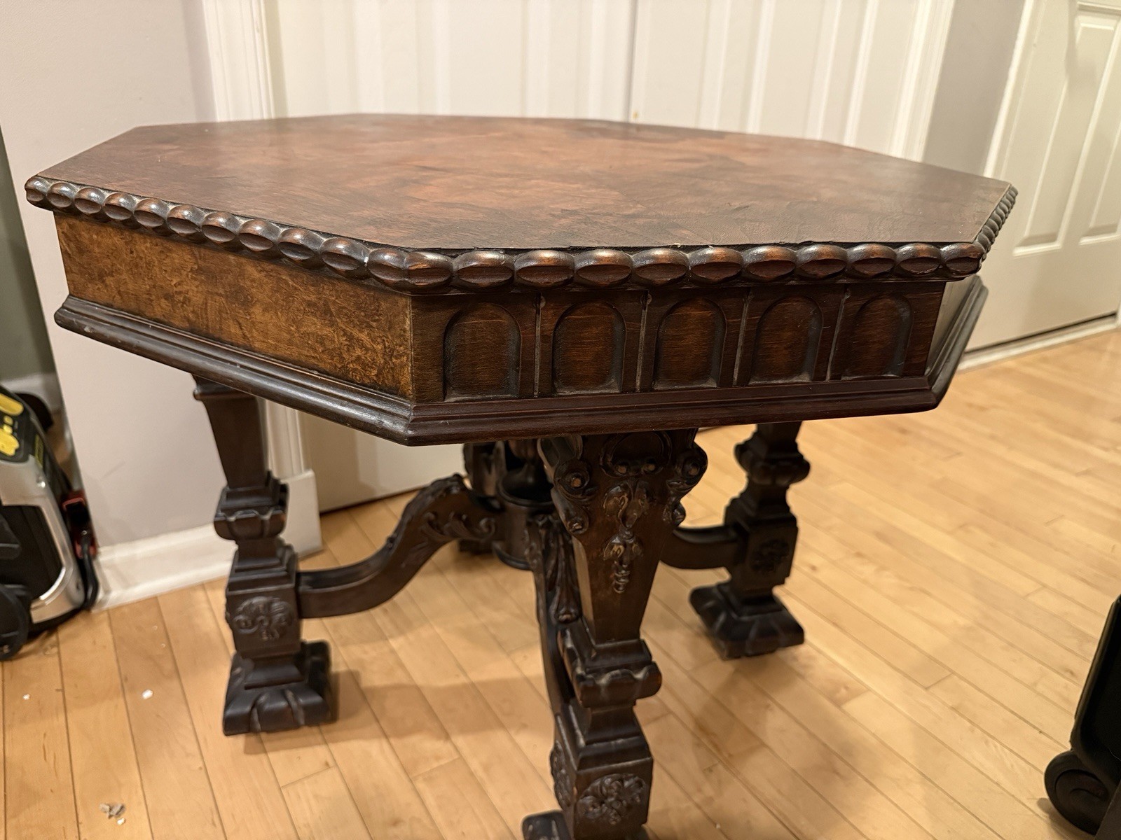 đź’™Rare Antique 1800s Walnut Hexagonal Spanish Tudor Carved End Castle Table đź’™Rare Antique 1800s Walnut Hexagonal Spanish Tudor Carved End Castle Table