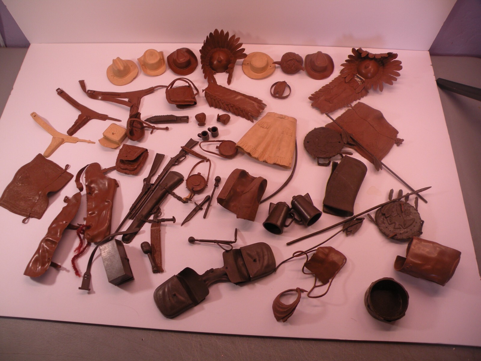 Vintage Marx Johnny West Accessories Lot Guns Belt Holsters Hats Bags Mugs +++ Vintage Marx Johnny West Accessories Lot Guns Belt Holsters Hats Bags Mugs +++
