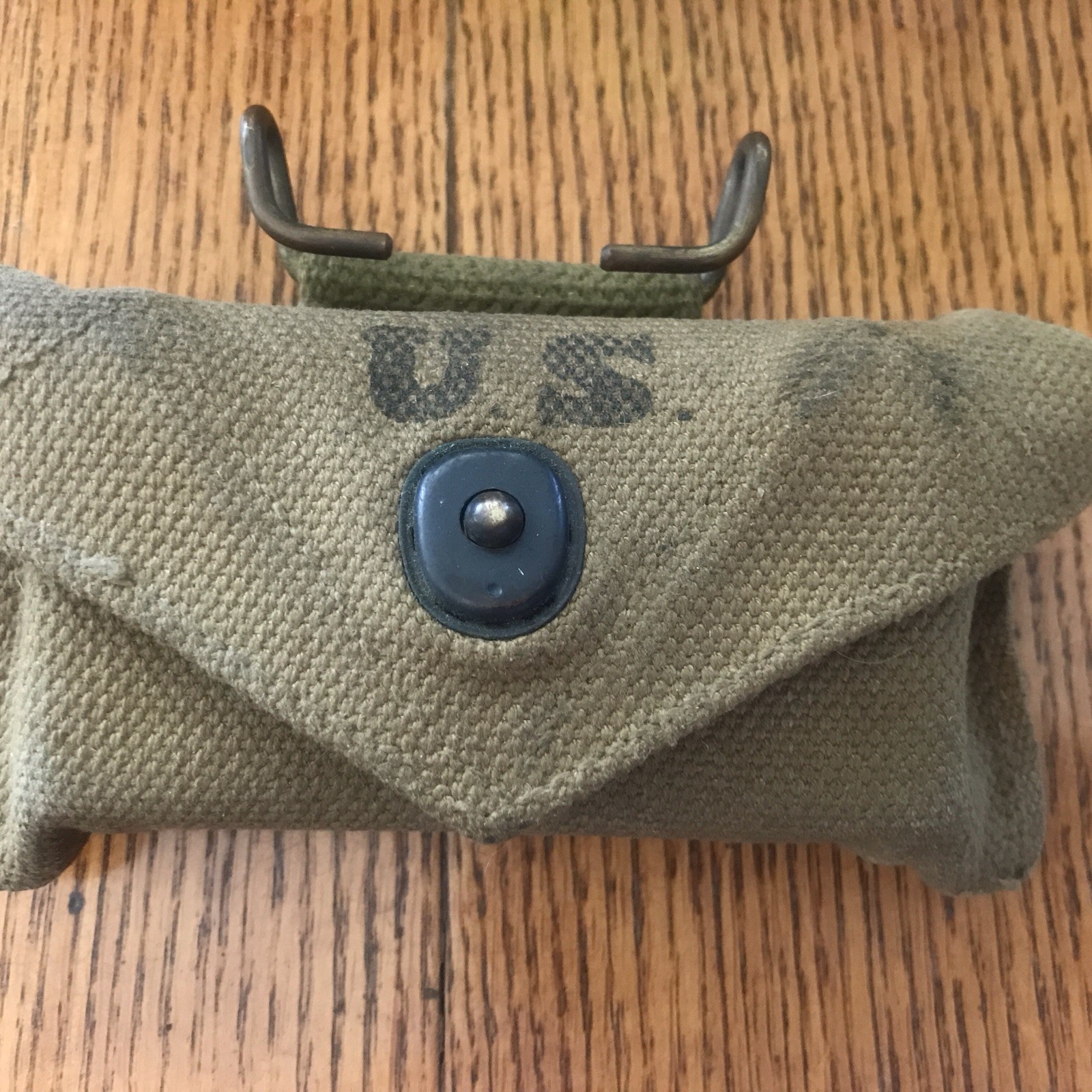 Original WW2 US Army First Aid pouch Lee 1941 W/ Carlisle Tin ?