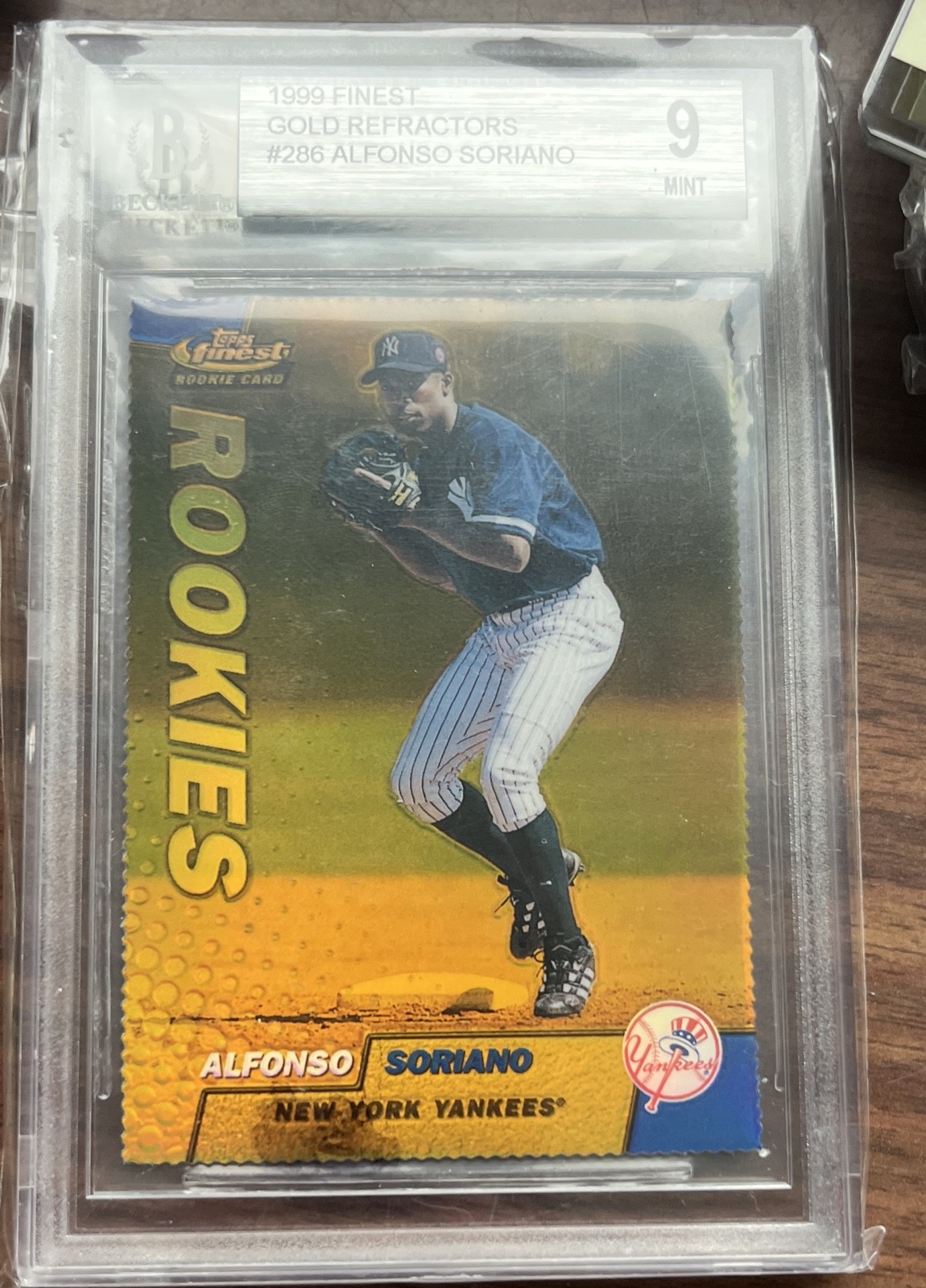 1999 Topps Finest - Rookies Alfonso Soriano #286 Gold Refractor /100 (RC) 1999 Topps Finest - Rookies Alfonso Soriano #286 Gold Refractor /100 (RC)