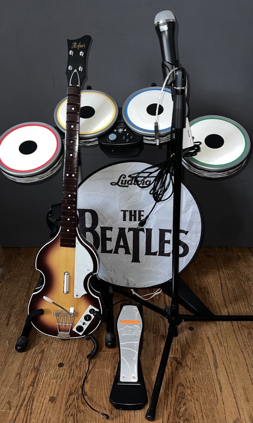 Xbox 360 Beatles Rock Band Ludwig Drums & Höfner Bass Guitar Bundle Game Dongle