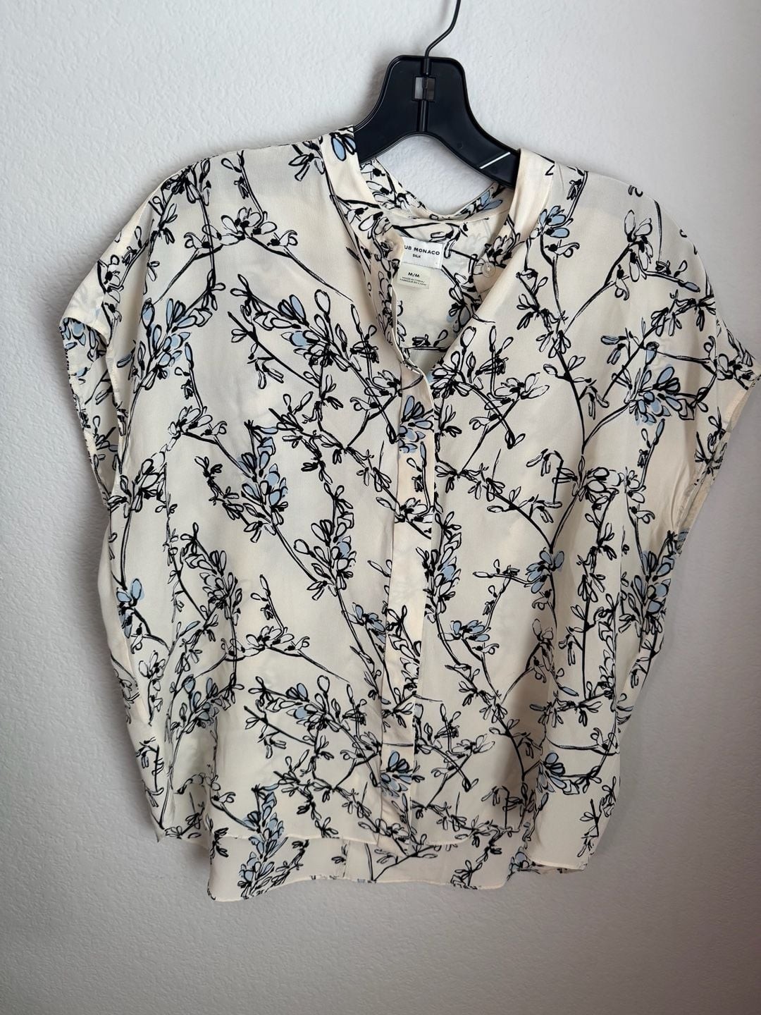 Club Monaco Silk Blouse Size M Floral Print Cream Blue Short Sleeve Club Monaco Silk Blouse Size M Floral Print Cream Blue Short Sleeve