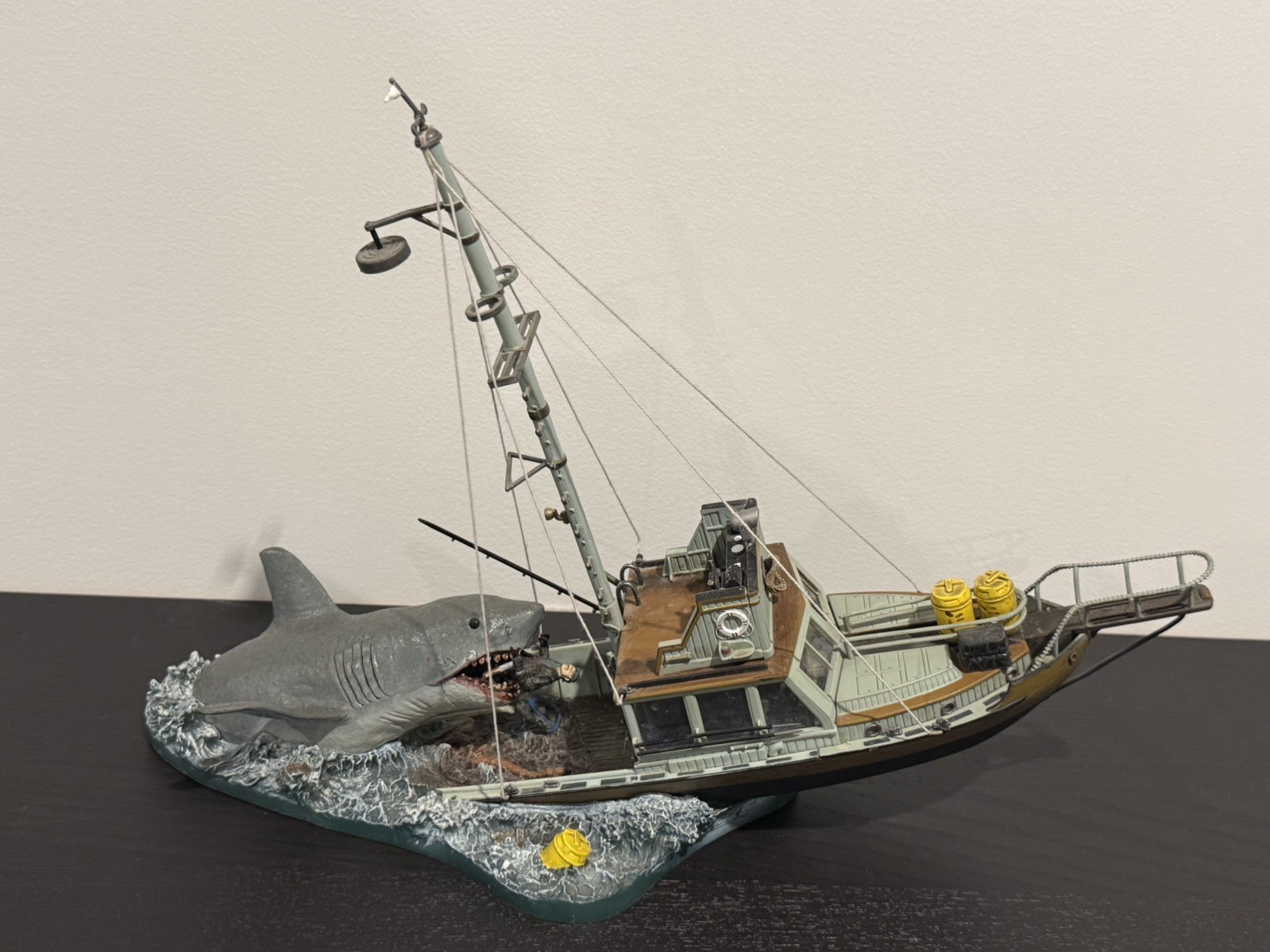 Jaws- McFarlane 2001 Statue -Movie Maniacs Orca & Bruce