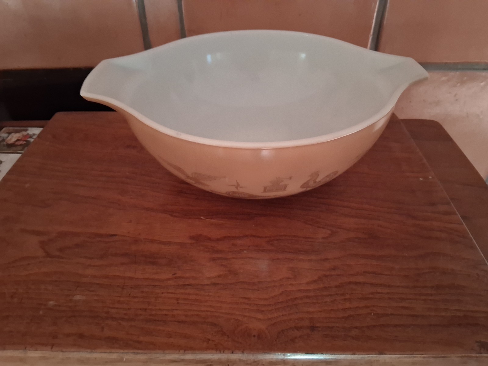 Vintage Pyrex Early American Cinderella Mixing Bowl. Model 444. Size 4 Qt.