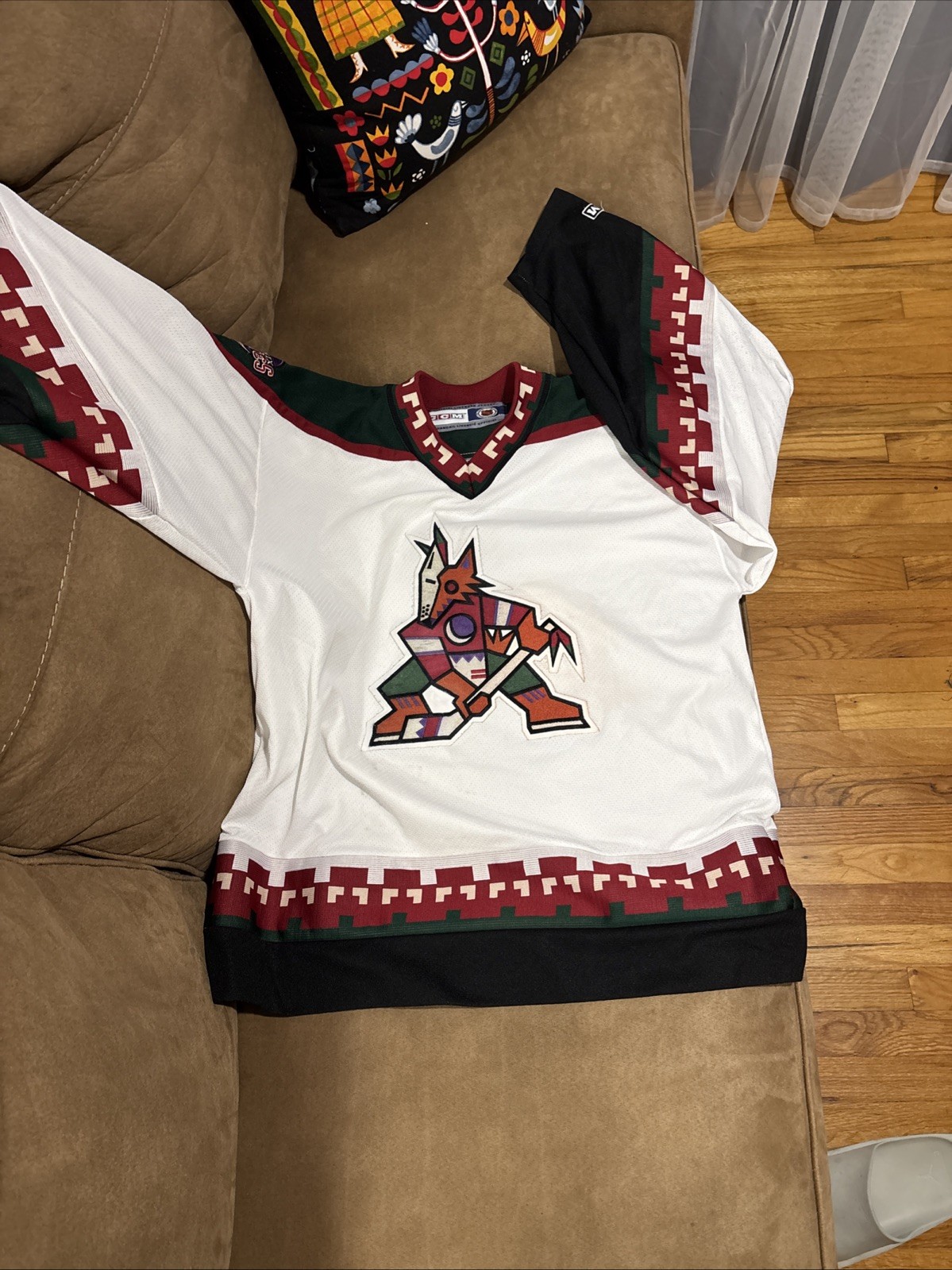 Vintage CCM Phoenix Coyotes Kachina NHL Hockey Jersey Men’s L Made Canada Vintage CCM Phoenix Coyotes Kachina NHL Hockey Jersey Men’s L Made Canada