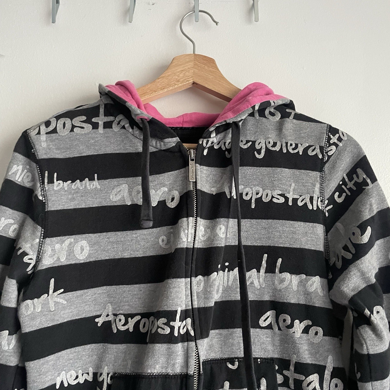 Aéropostale Women’s L Full Zip Hooded Hoodie Gray/Black Striped Pink Logo Aéropostale Women’s L Full Zip Hooded Hoodie Gray/Black Striped Pink Logo