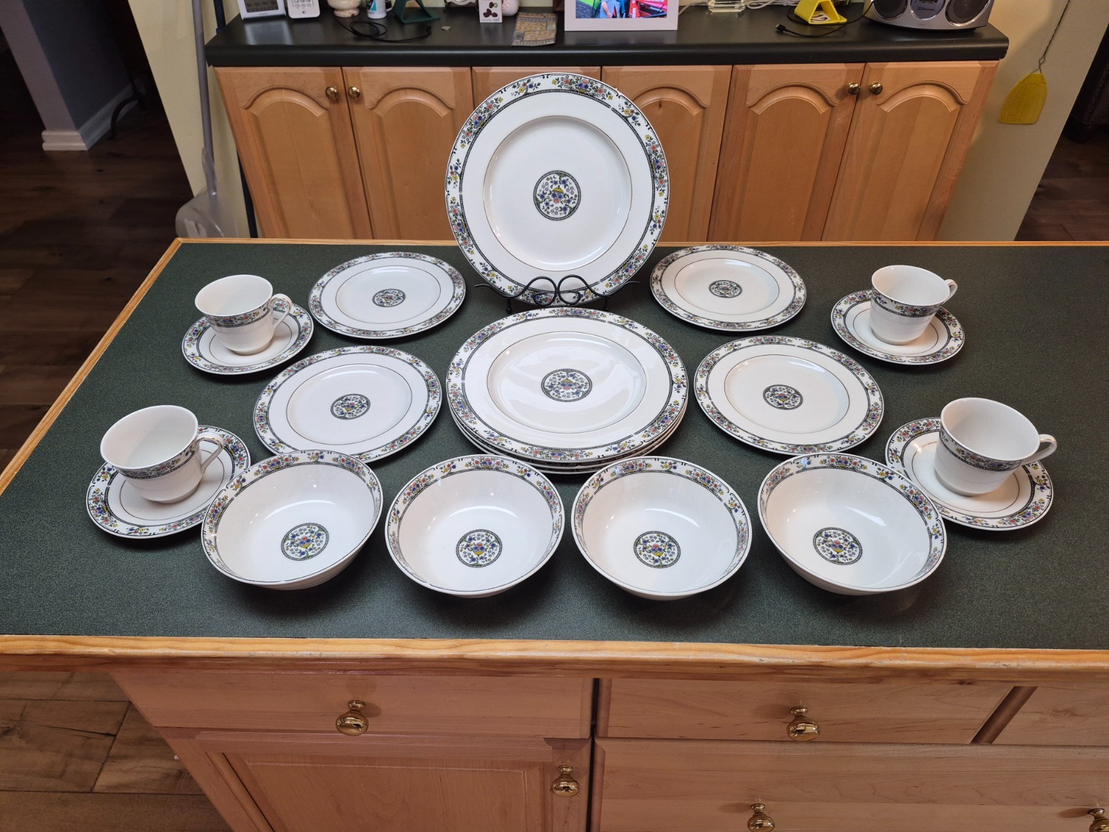 Royal Daulton Travistock discontinued vintage fine china pattern 20 PC SET EXC