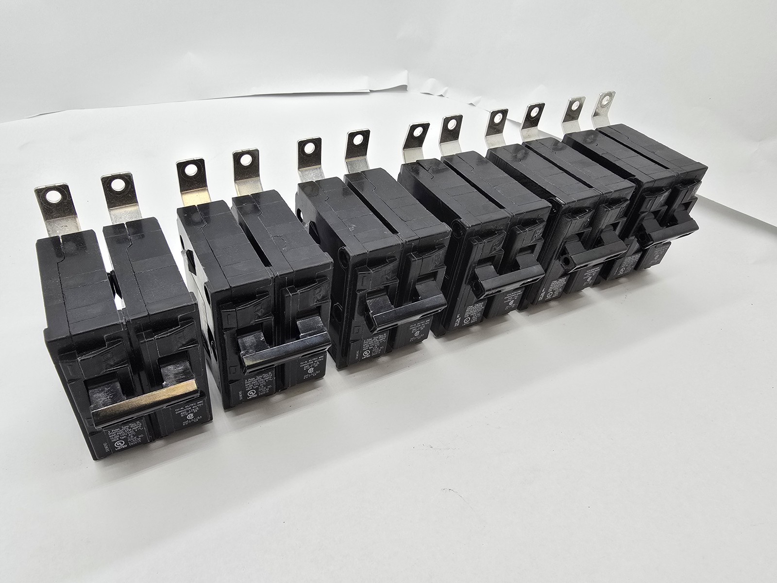 6Pc Siemens B220 Bolt-On Circuit Breaker 20A 2P 120/240VAC Type BL