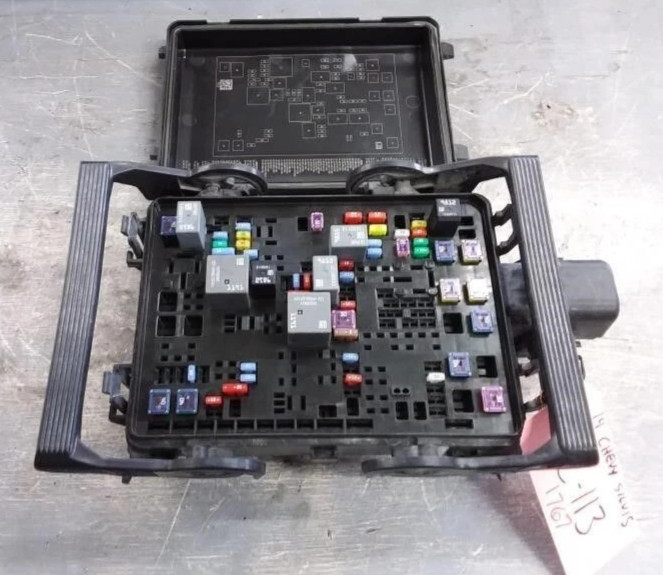 2014-2017 Chevy Silverado 1500 HD Engine Fuse Box Assembly OEM