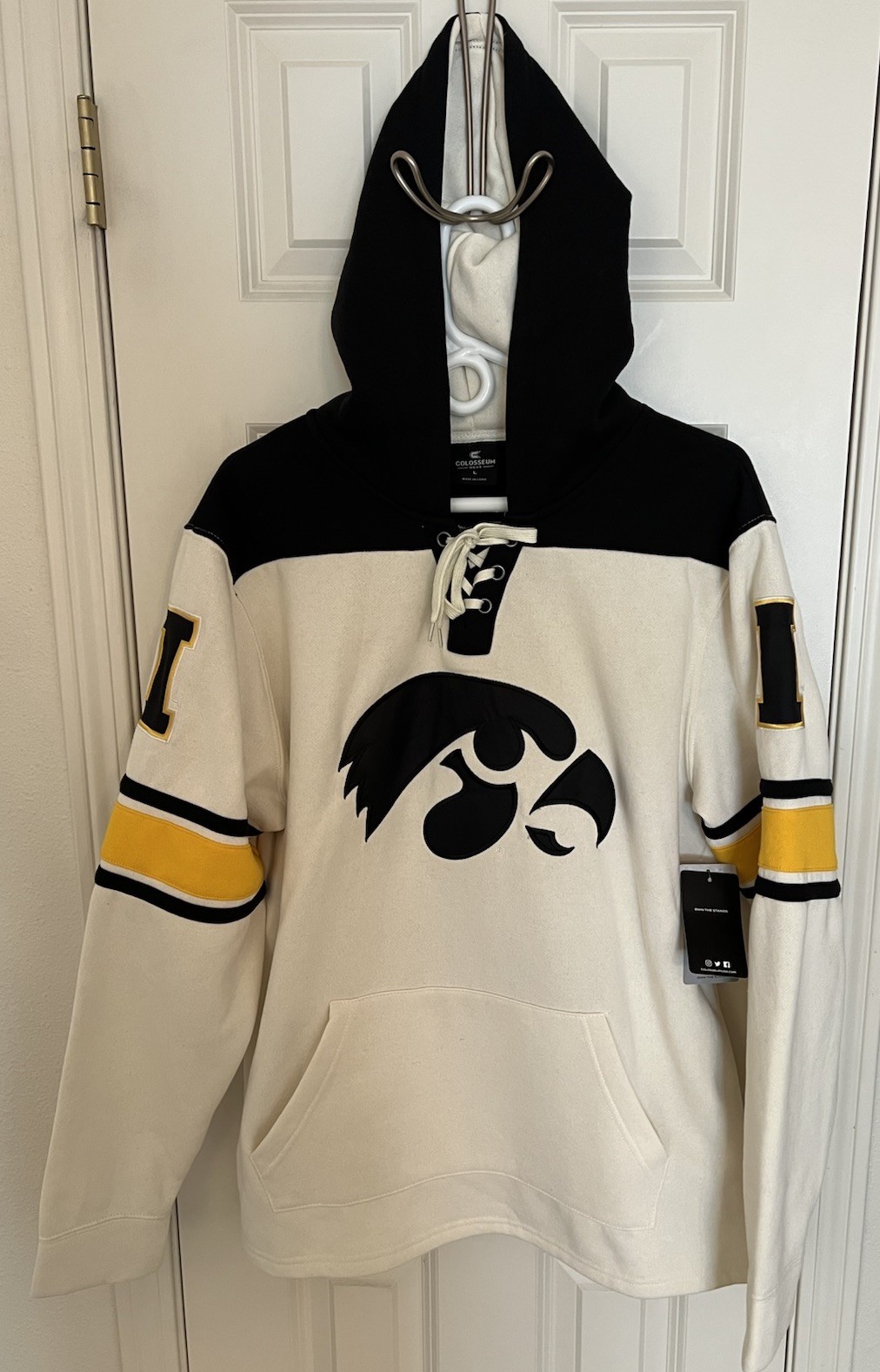Iowa Hawkeyes Colosseum 2.0 Lace-Up Pullover Hoodie Sweatshirt Cream Size LARGE Iowa Hawkeyes Colosseum 2.0 Lace-Up Pullover Hoodie Sweatshirt Cream Size LARGE