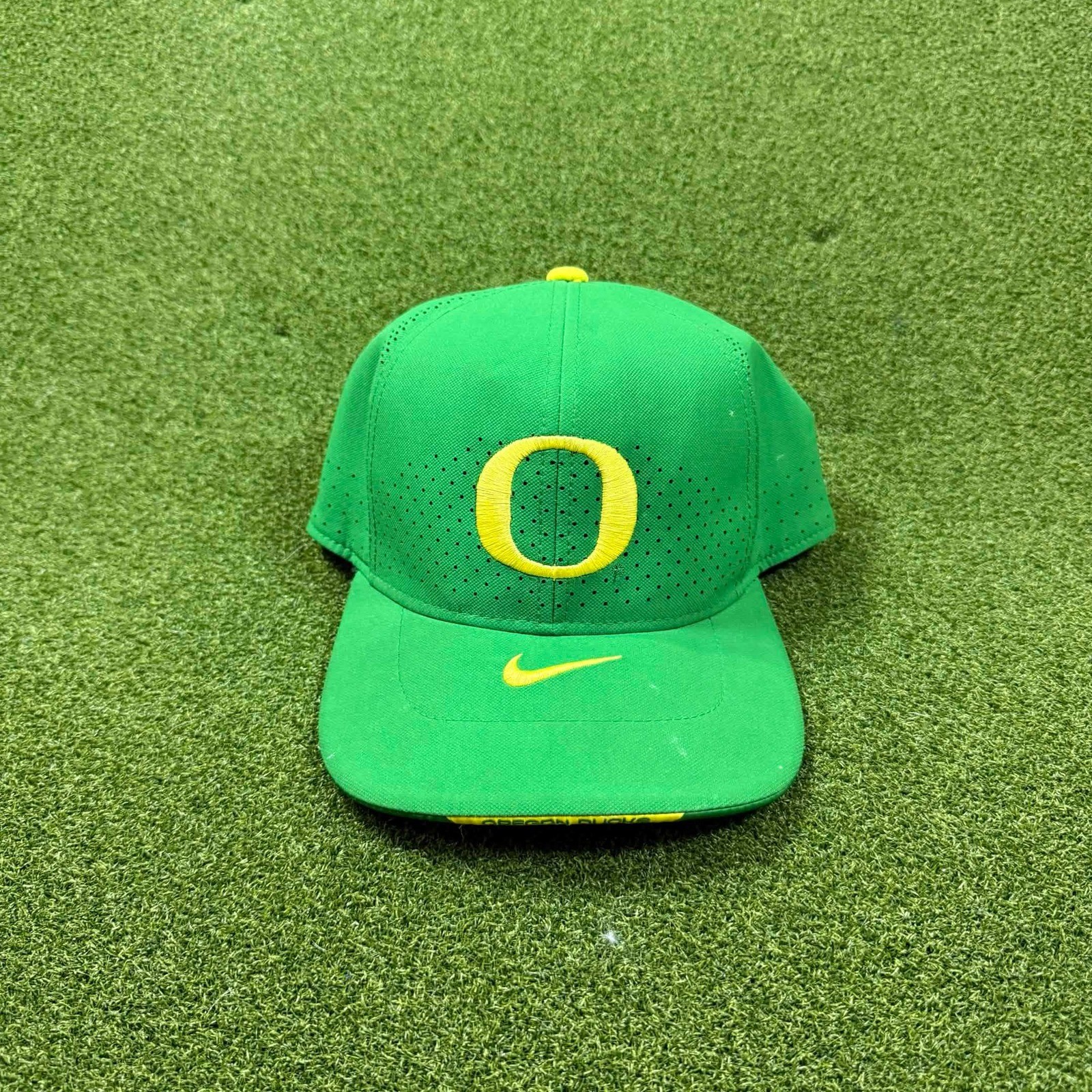 Nike Oregon Ducks Classic99 Dri-FIT Hat Green Yellow On-Field Mens Cap