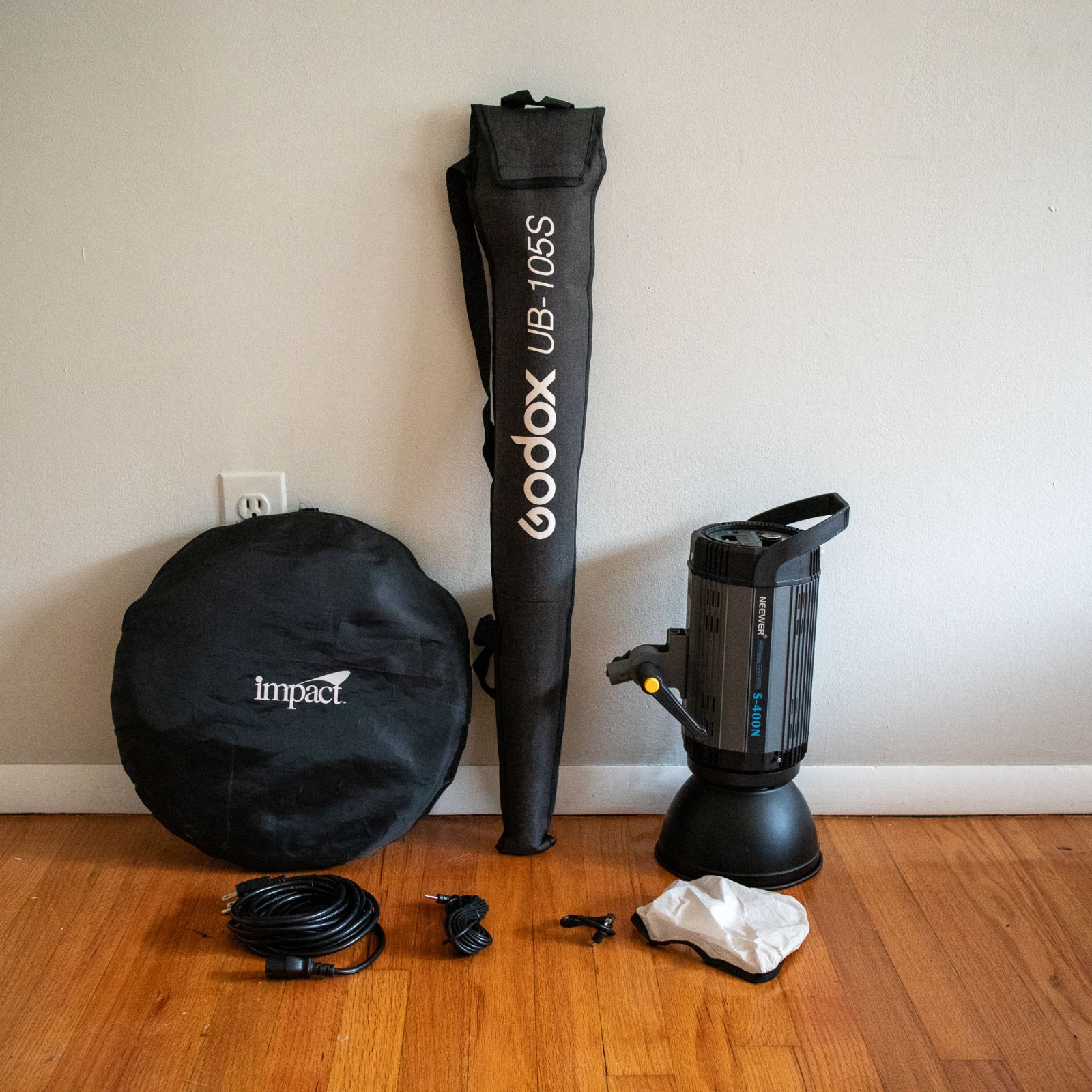 STUDIO BUNDLE - Neewer S-400N Flash + Godox UB-105S Umbrella + Impact Reflector