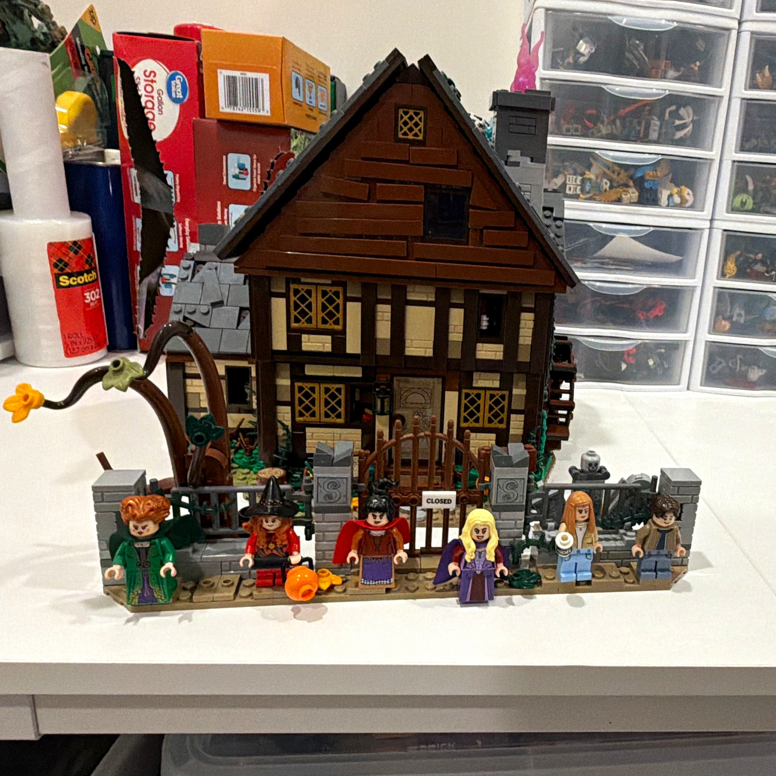 LEGO Ideas Disney Hocus Pocus: The Sanderson Sisters\' Cottage (21341)used 99%