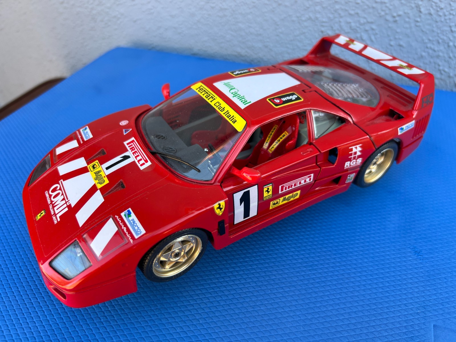 Bburago 1987 Ferrari F40, 1:18 scale diecast model, Made in Italy (Vintage)