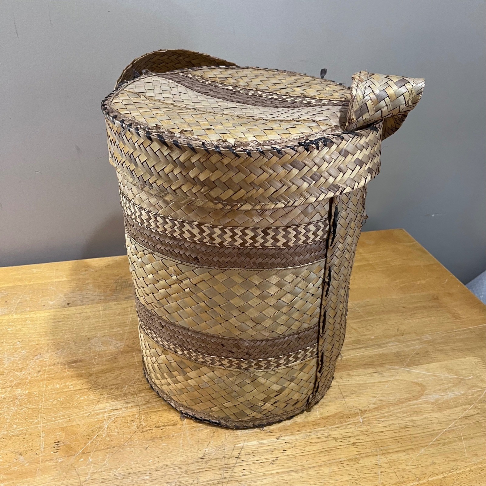 Vtg Hand Woven Pandanus Leaf Basket Lid Handle Lined Boho Tropical Tribal Decor