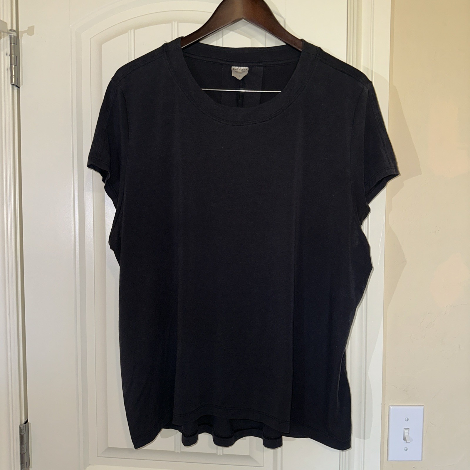 Athleta Move With Ease Lightweight Workout Tee L Athleta Move With Ease Lightweight Workout Tee L
