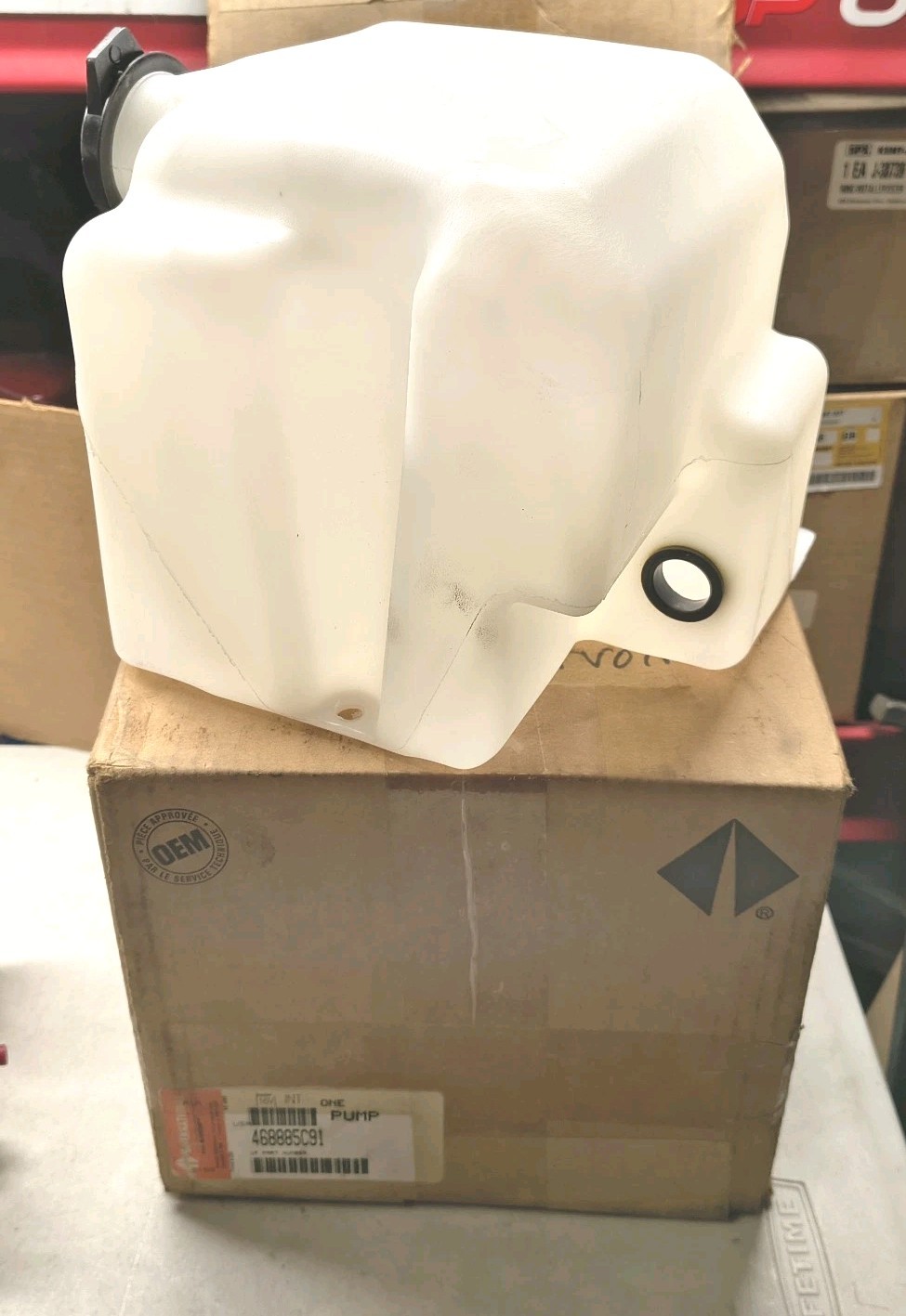 NOS Genuine INTERNATIONAL Windshield Washer Reservoir Tank 468885C91 w/o sensor NOS Genuine INTERNATIONAL Windshield Washer Reservoir Tank 468885C91 w/o sensor