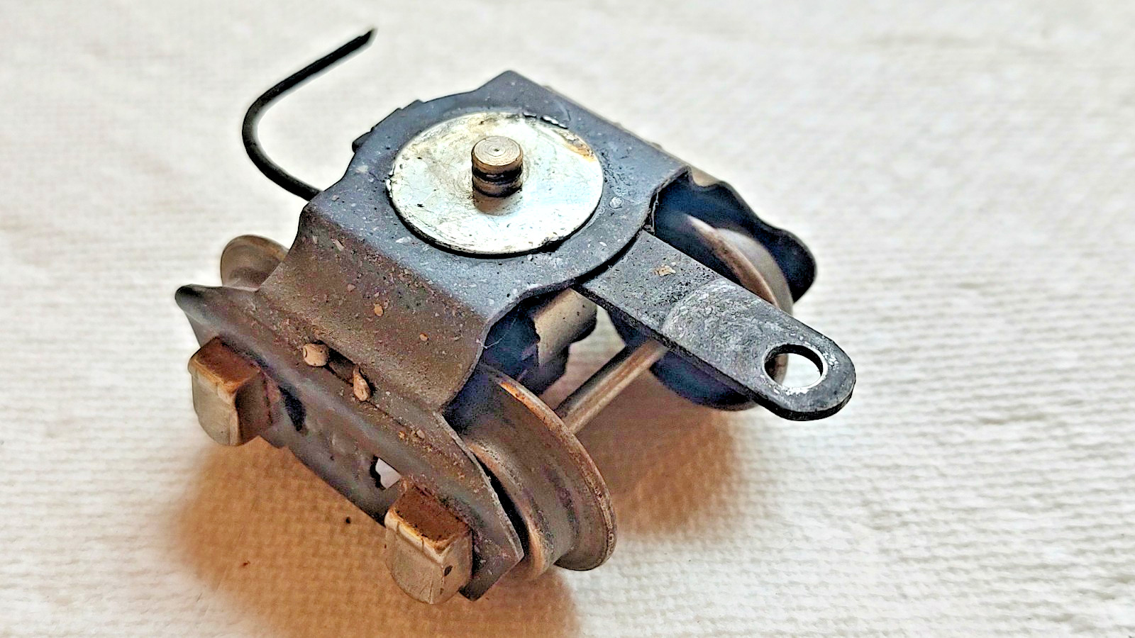 PREWAR 265W LIONEL TRAIN TENDER CAR TRUCKS W/ TOW HITCH & ROLLER CONTACT PICKUP PREWAR 265W LIONEL TRAIN TENDER CAR TRUCKS W/ TOW HITCH & ROLLER CONTACT PICKUP