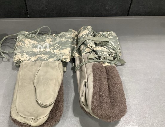GENUINE US MILITARY ACU CAMOUFLAGE COLD WEATHER MITTENS. HIGH QUALITY SIZE -MED