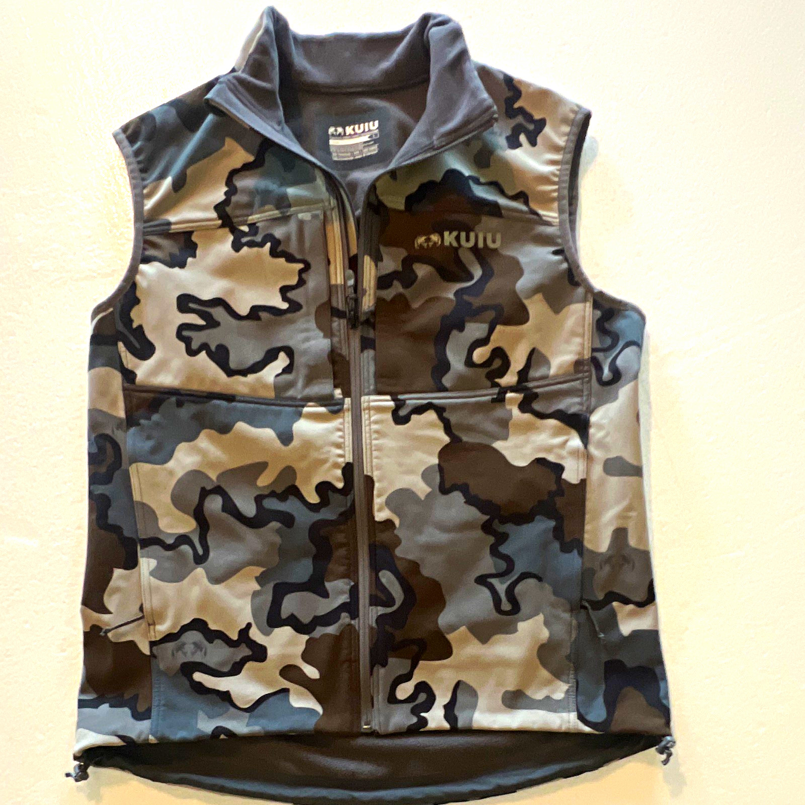 KUIU Men\'s Water Resistant Camo Vest Polyester Gray/Brown/Black L Reg