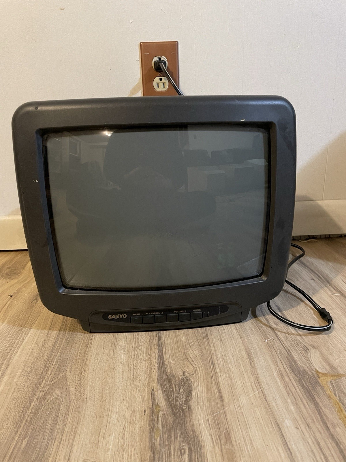 Vintage  Sanyo DS13630 13” CRT TV Retro Gaming Television Broken Buttons