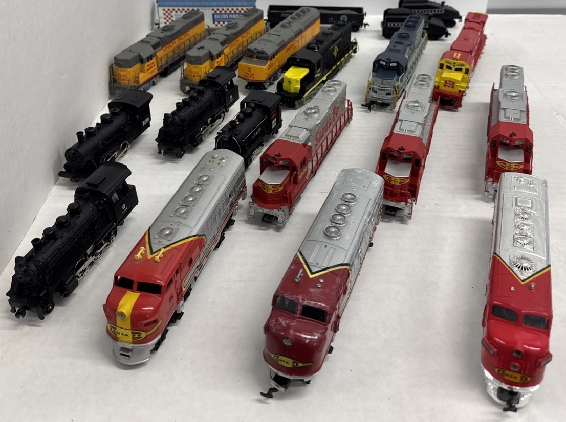 Large lot of HO scale locomotives for repair or parts