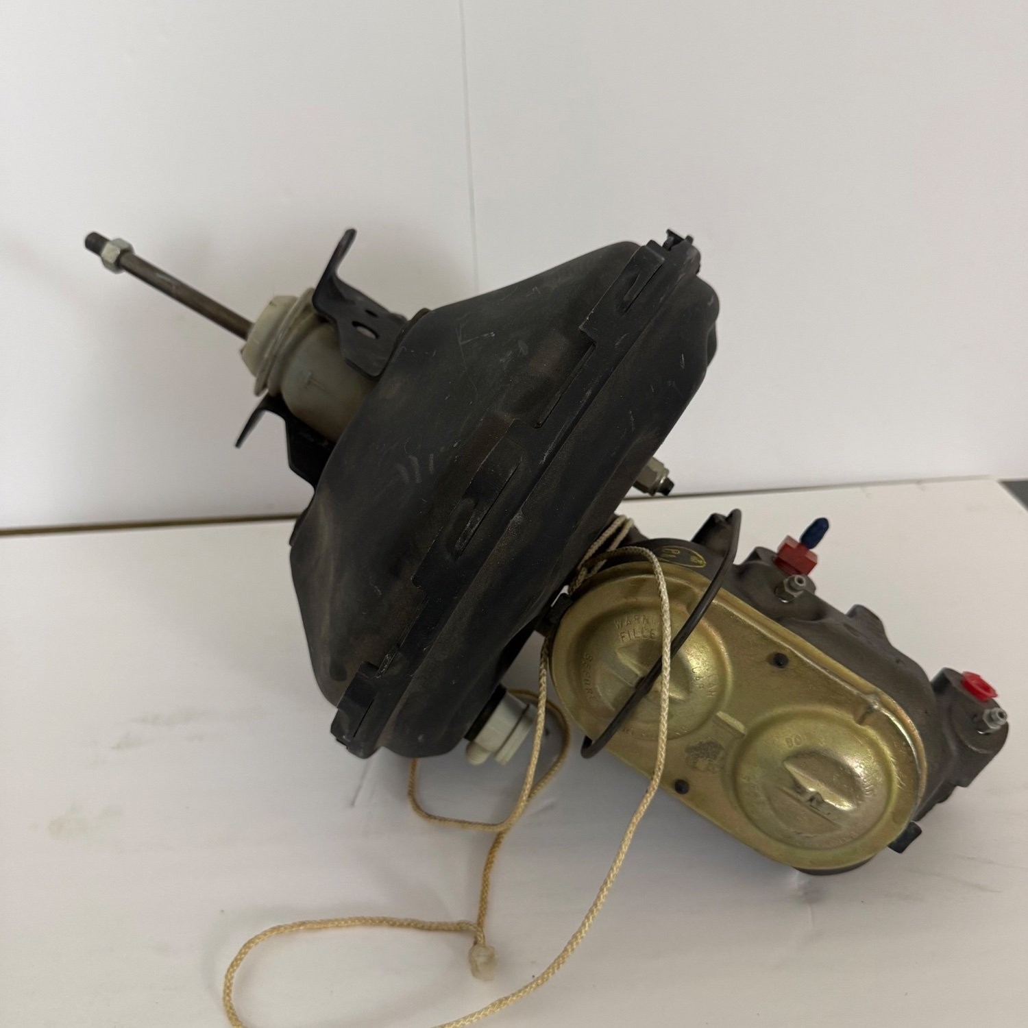 Delco Moraine 5468309 Dual Power Brake Booster Master Cylinder Assembly GM Delco Moraine 5468309 Dual Power Brake Booster Master Cylinder Assembly GM