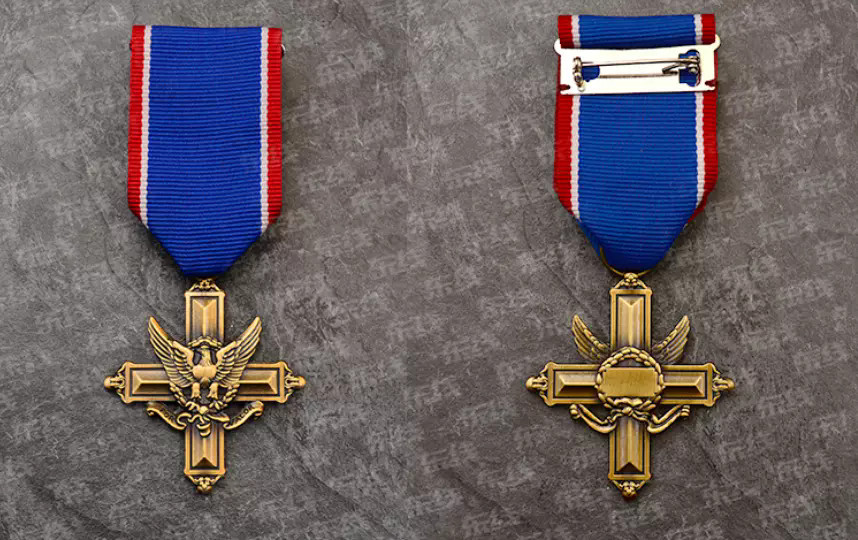 Distinguished SERVICE CROSS (DSC) US ARMY MEDAL LAPEL PIN USA RIBBON