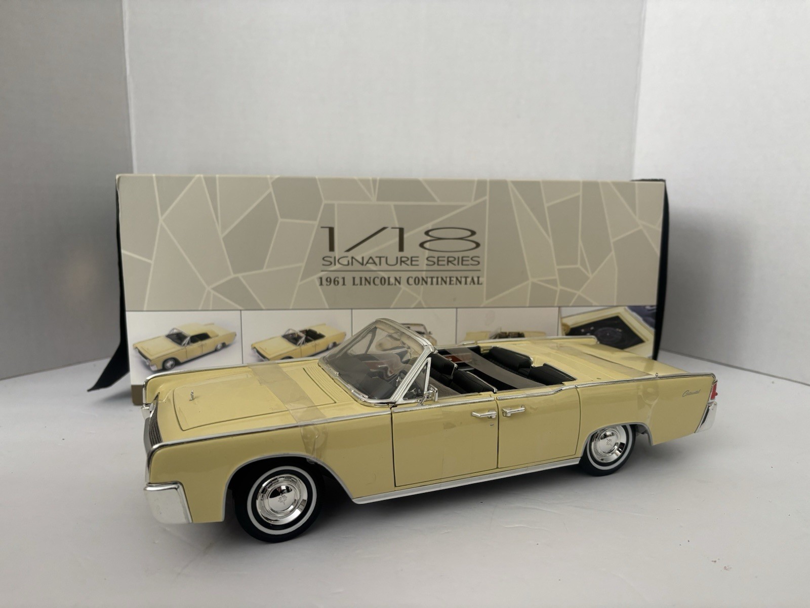 Signature Series 1961 Lincoln Continental Yellow 1:18 Die Cast #20088