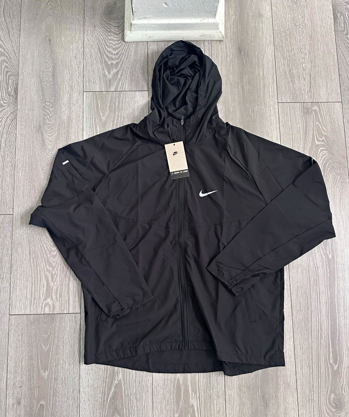 Nike Men\'s Black Hooded Full-Zip Windbreaker Jacket Size M Running Nike Men\'s Black Hooded Full-Zip Windbreaker Jacket Size M Running