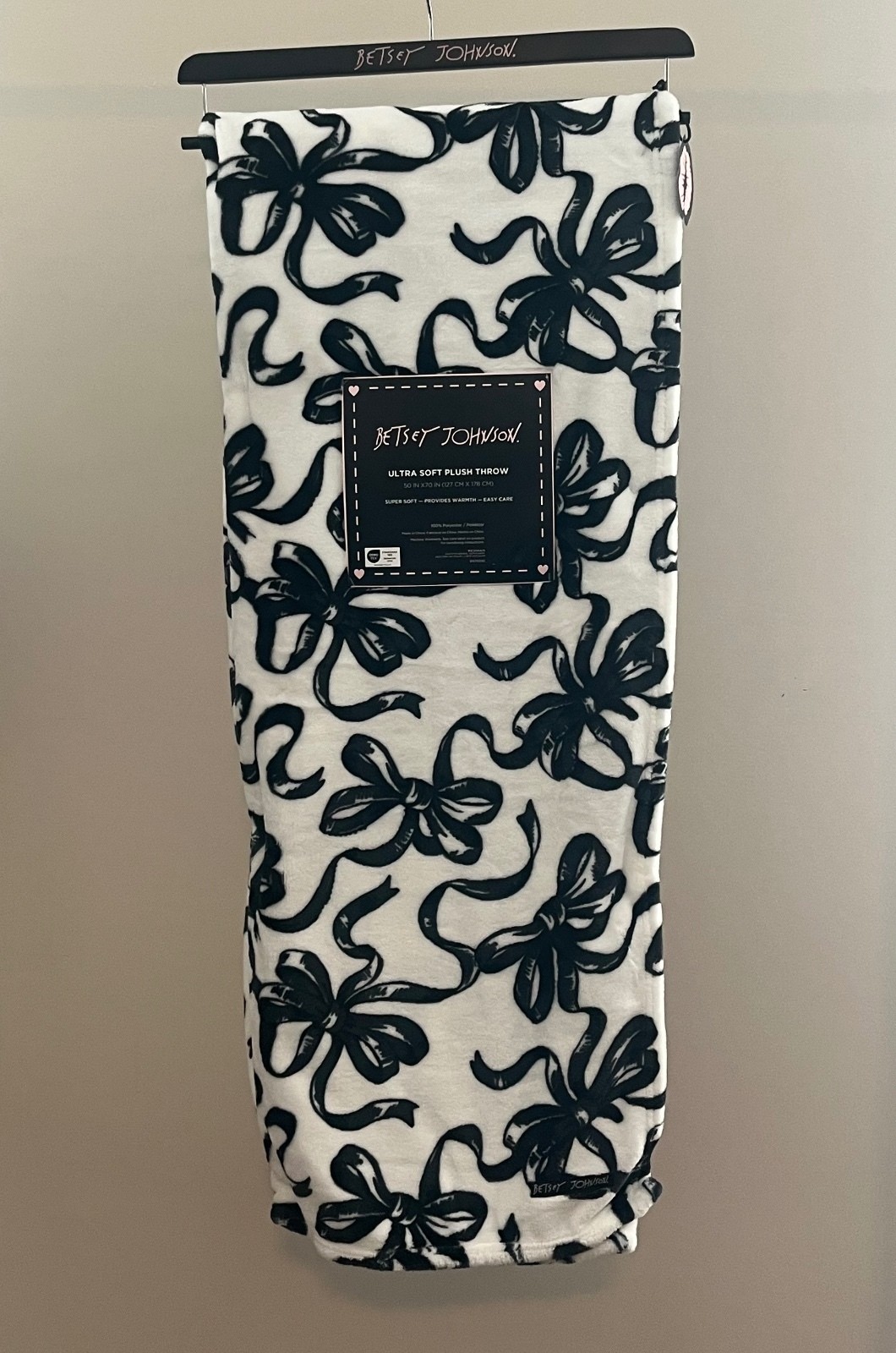 Betsey Johnson White/Black Bow Themed Ultra Soft Plush Throw 50