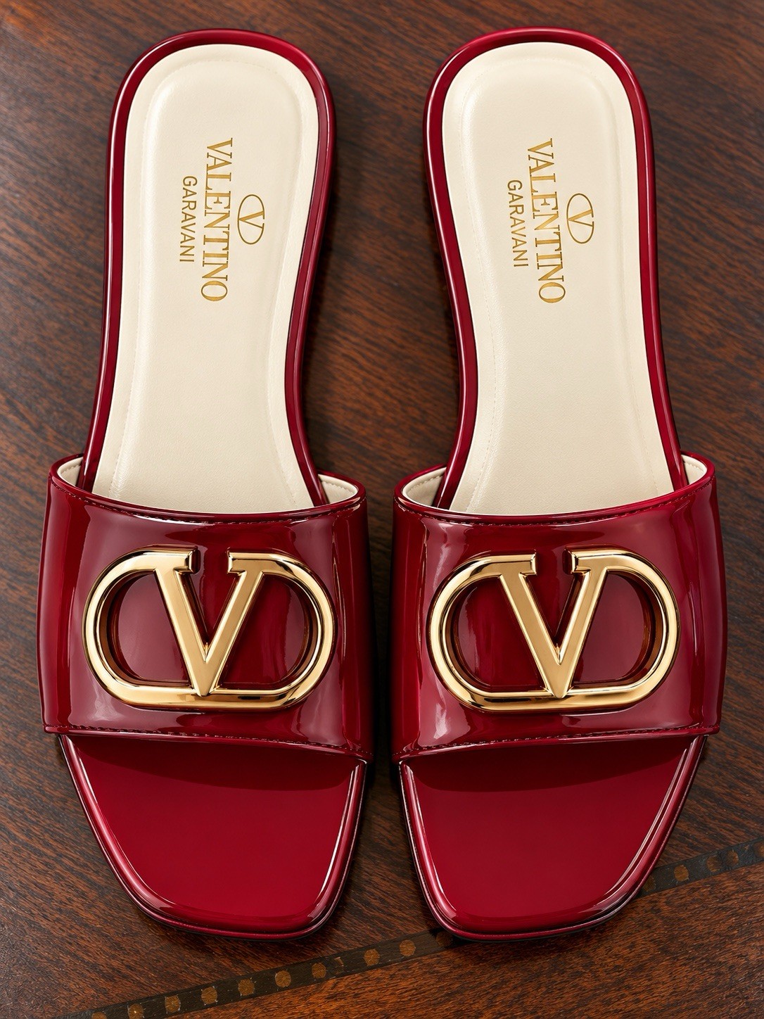 Valentino Garavani Women’s Burgundy Gold Logo Slide Sandals Solid Slip On Patent Valentino Garavani Women’s Burgundy Gold Logo Slide Sandals Solid Slip On Patent