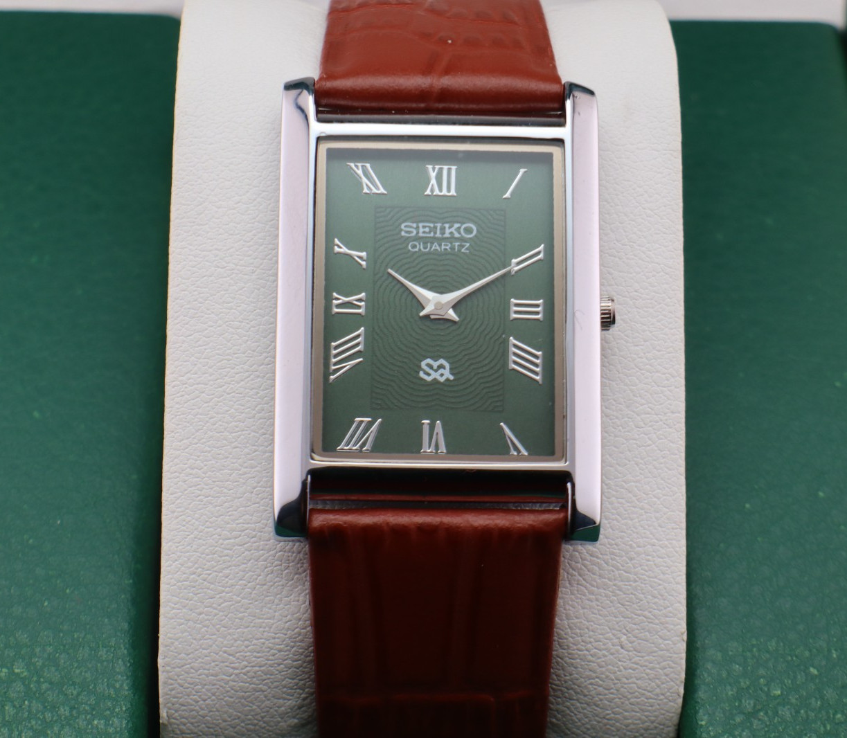 Vintage Seiko Slim Quartz Men\'s Wrist Watch Green Dial with Light Brown Strap.