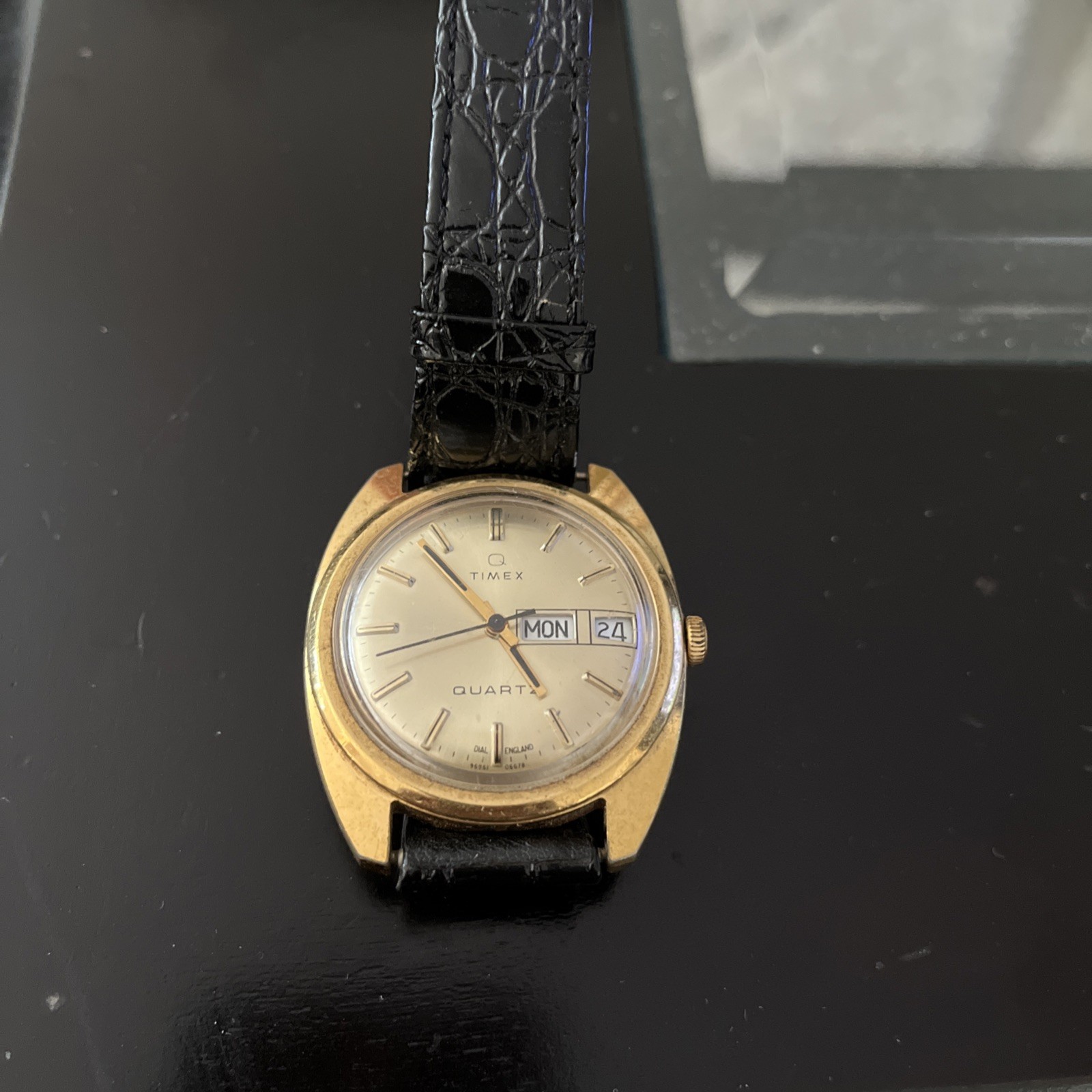 Vintage Timex Dial England Day Date Watch Quartz VTG Gold Tone 1970s 70s Works Vintage Timex Dial England Day Date Watch Quartz VTG Gold Tone 1970s 70s Works