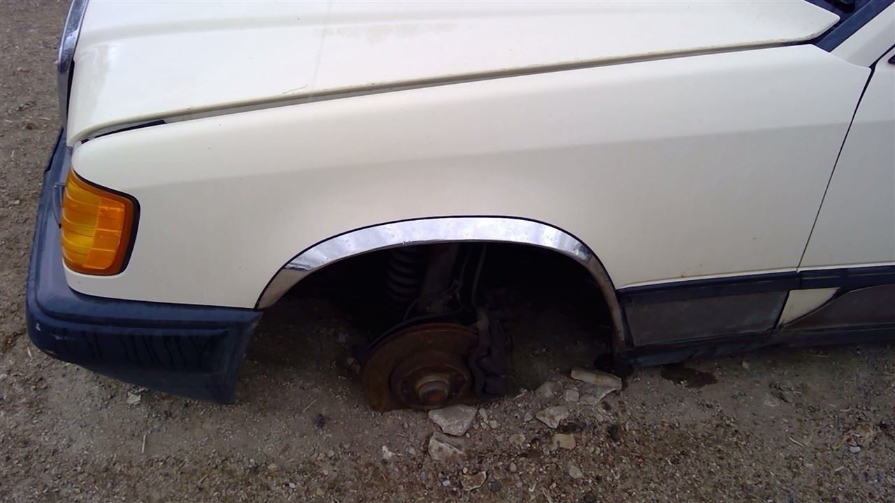 (LOCAL PICKUP ONLY) Driver Left Fender 124 Type 300CE Fits 86-93 MERCEDES 300E 3