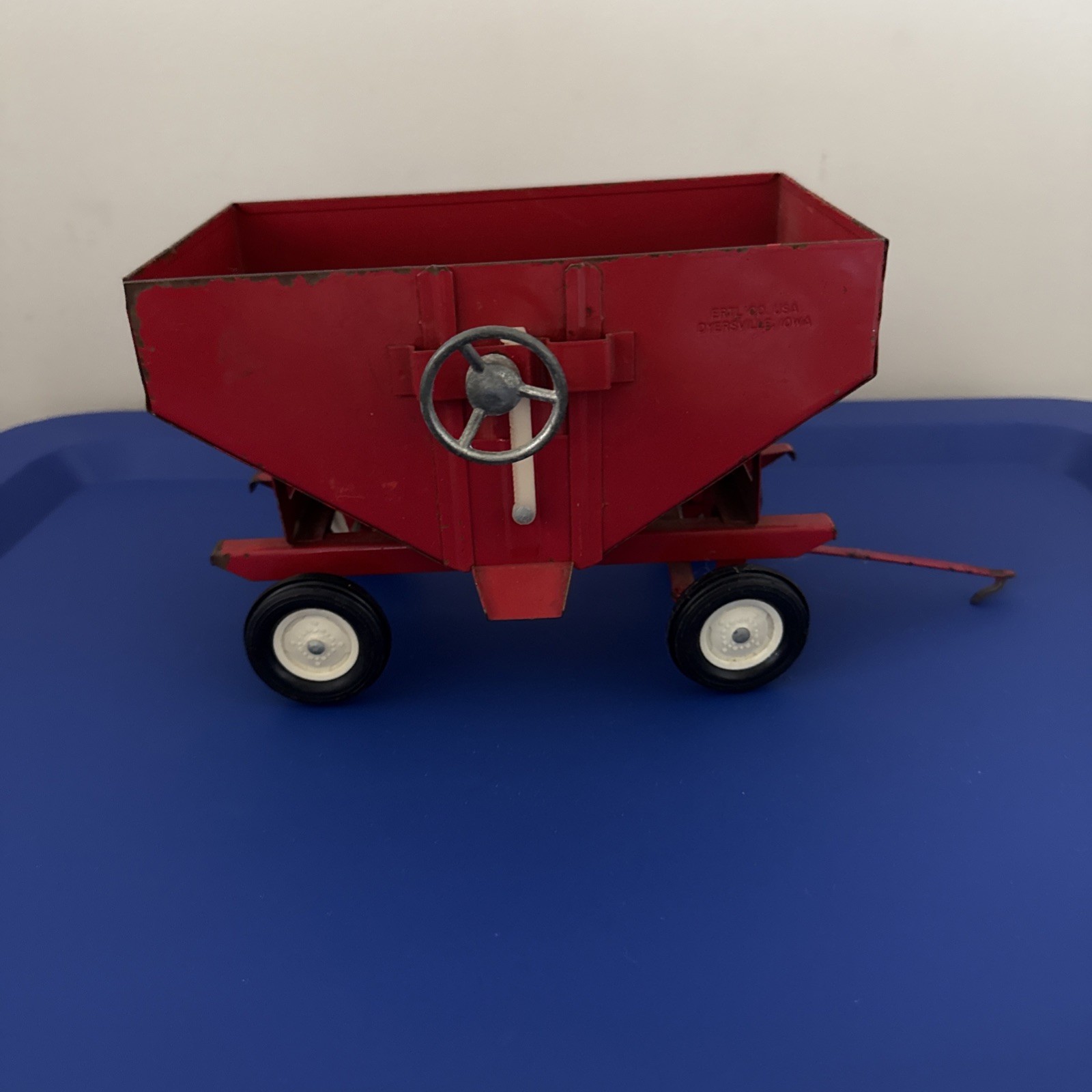 Vintage Ertl International Gravity Feed Wagon, Metal 1/16 USA