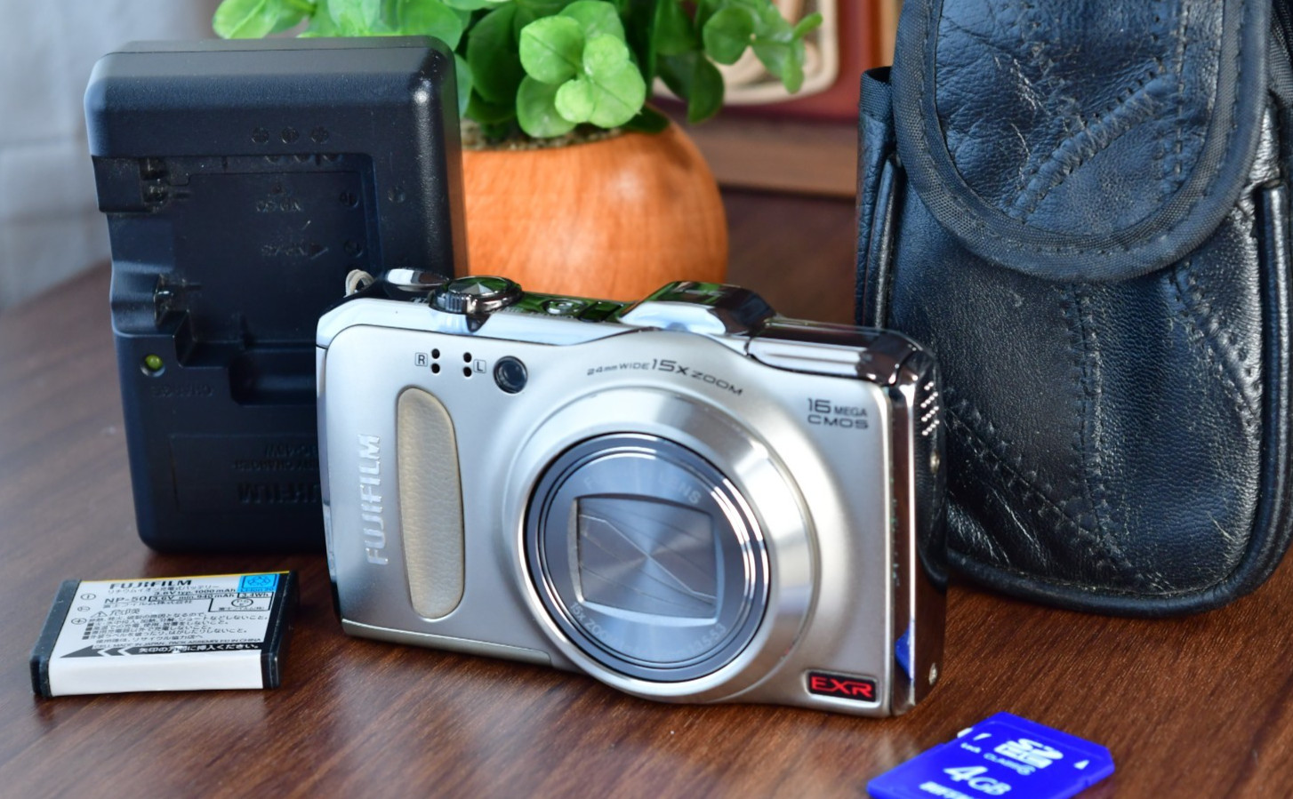 ⏯️[Excellent+5]  Fujifilm FinePix F550EXR 16.0 MP Digital Camera Gold From JAPAN