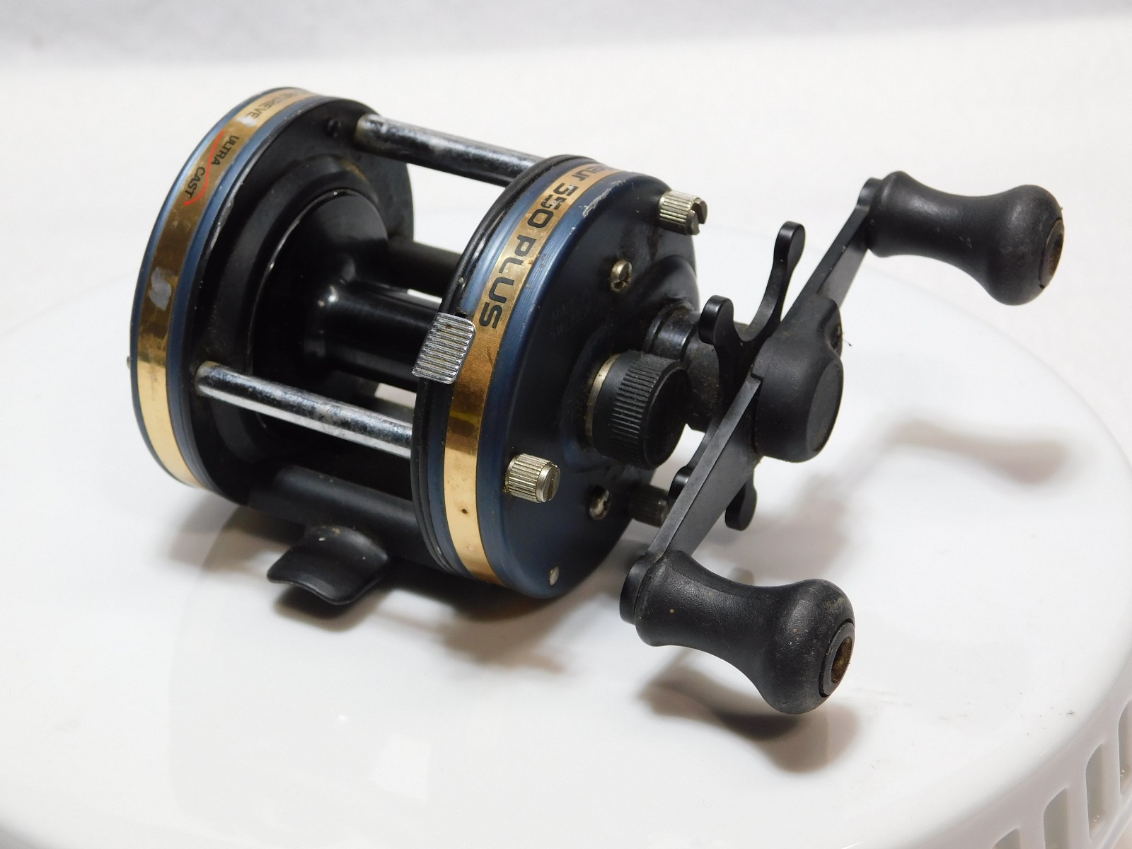 Abu Garcia Ambassadeur 550 Plus Bait Casting Reel. Works Well